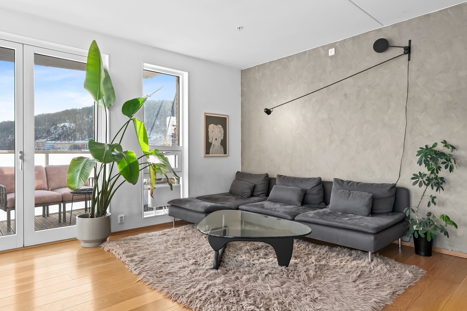 Luftig utgang til flott balkong via doble glassdører. Galleribilde