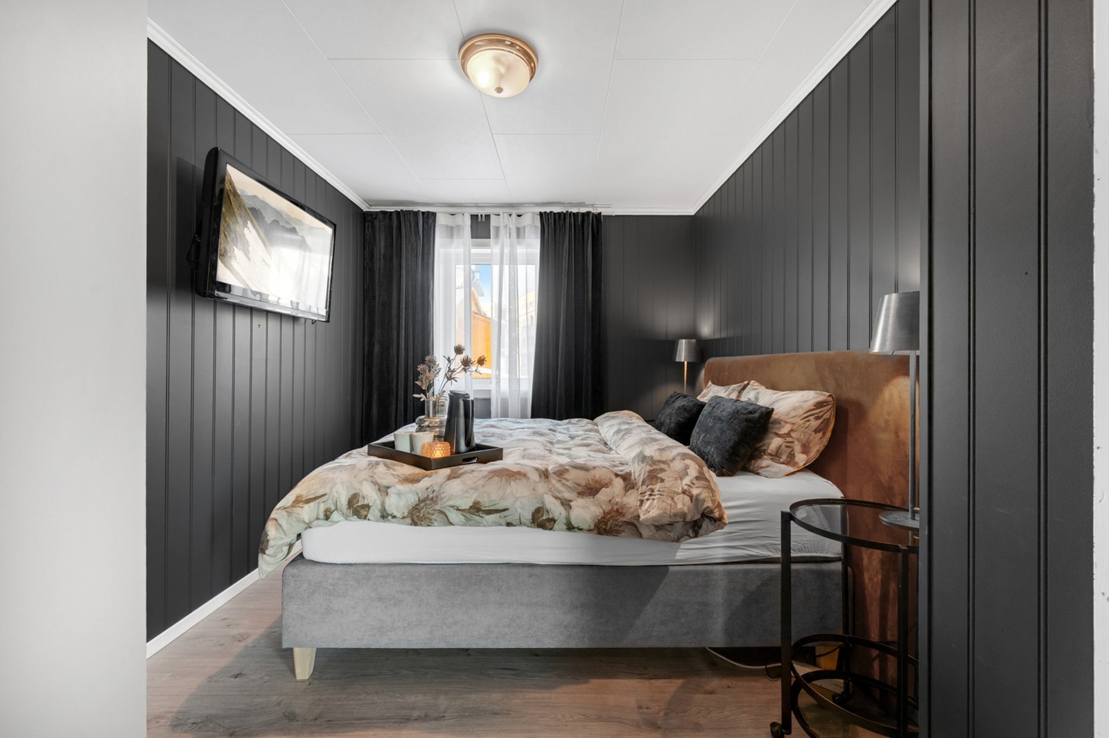 - Romslig hovedsoverom med god plass til dobbeltseng og garderobeløsning. Galleribilde