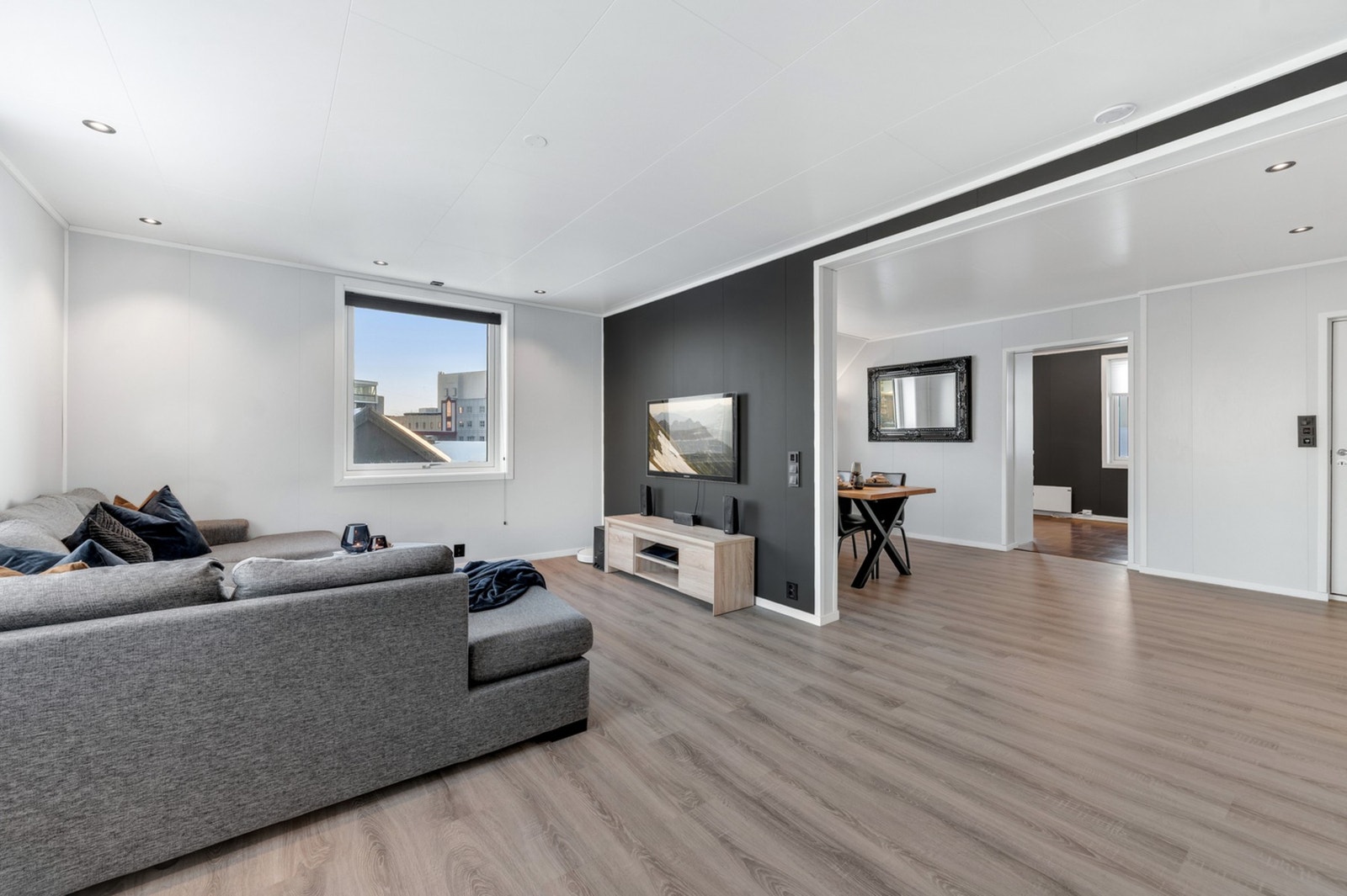 - Stuen byr på flere møbleringsmuligheter og gjør at du kan glede deg til innflytting. Galleribilde