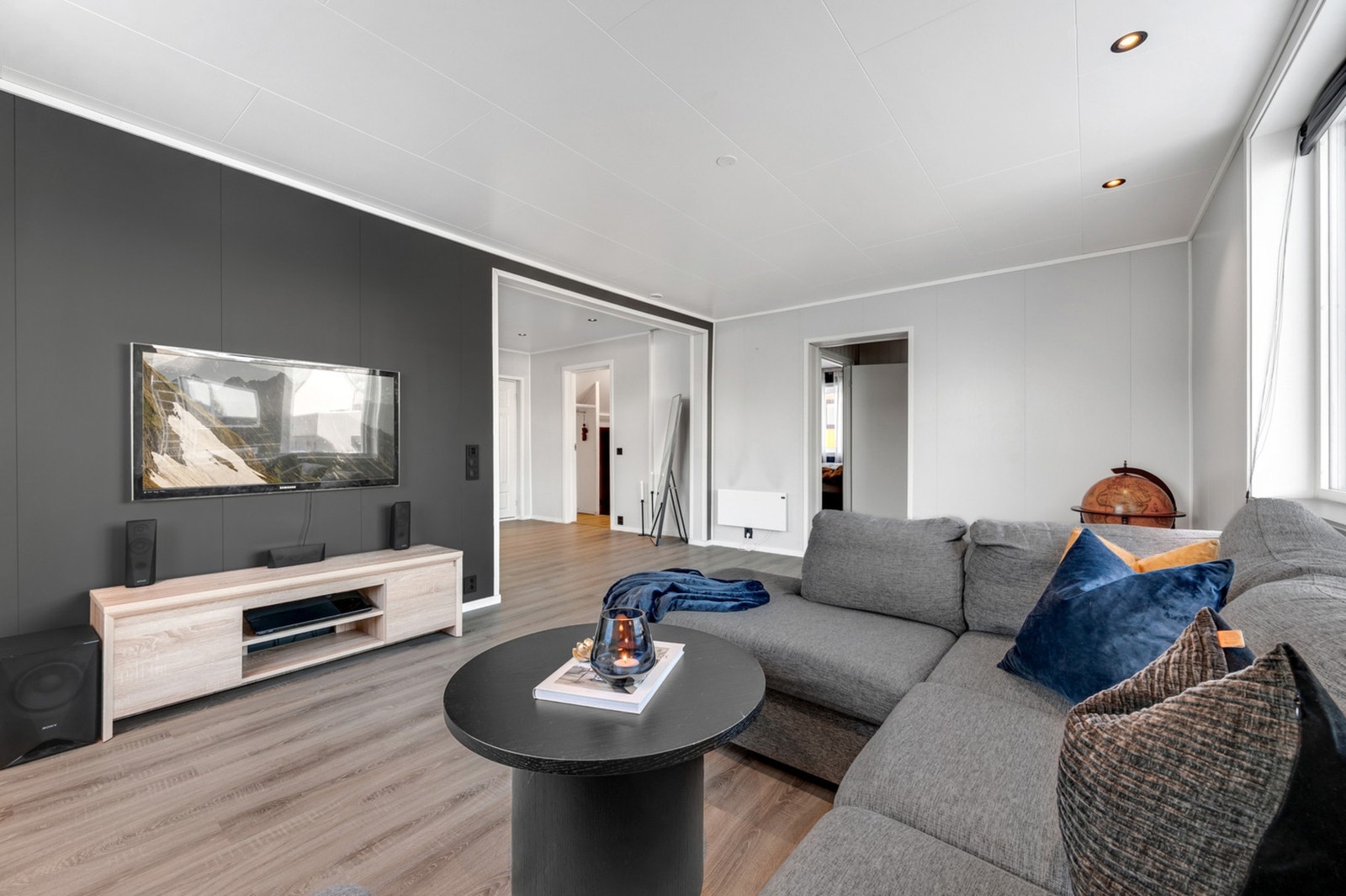 -Velkommen inn til denne åpne og romslige leiligheten. Med nyoppussede overflater. Galleribilde