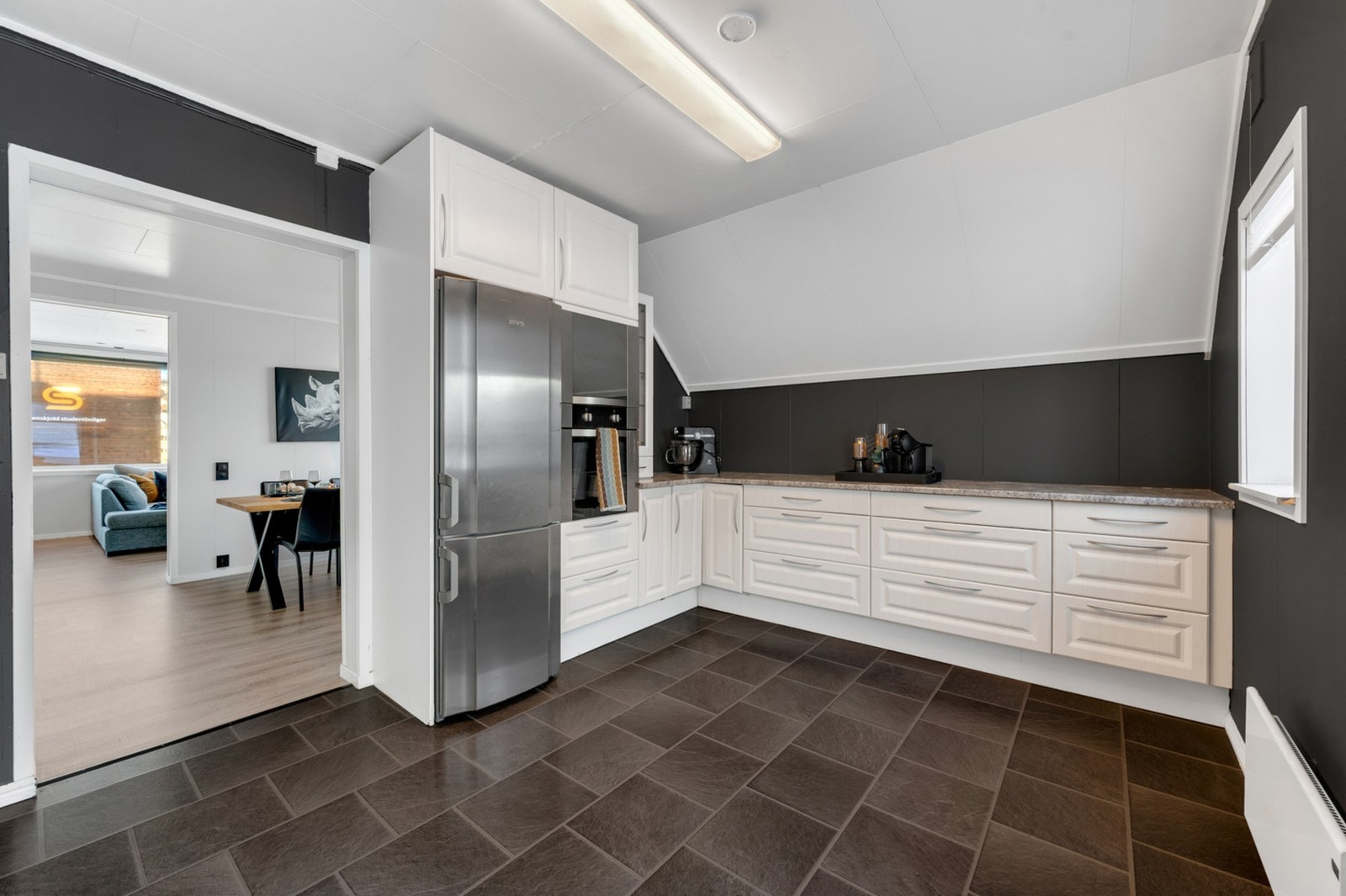 - Romslig kjøkken med god skap- og benkeplass hvor flere kan tilberede maten sammen. Galleribilde