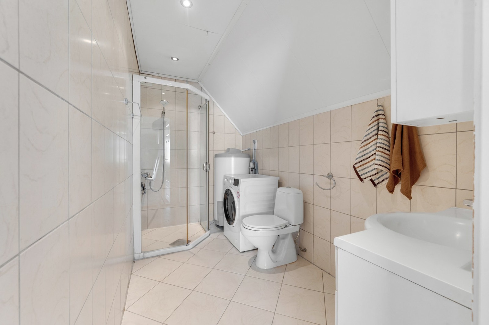 - Delikat og flislagt bad med lyse farger. Galleribilde