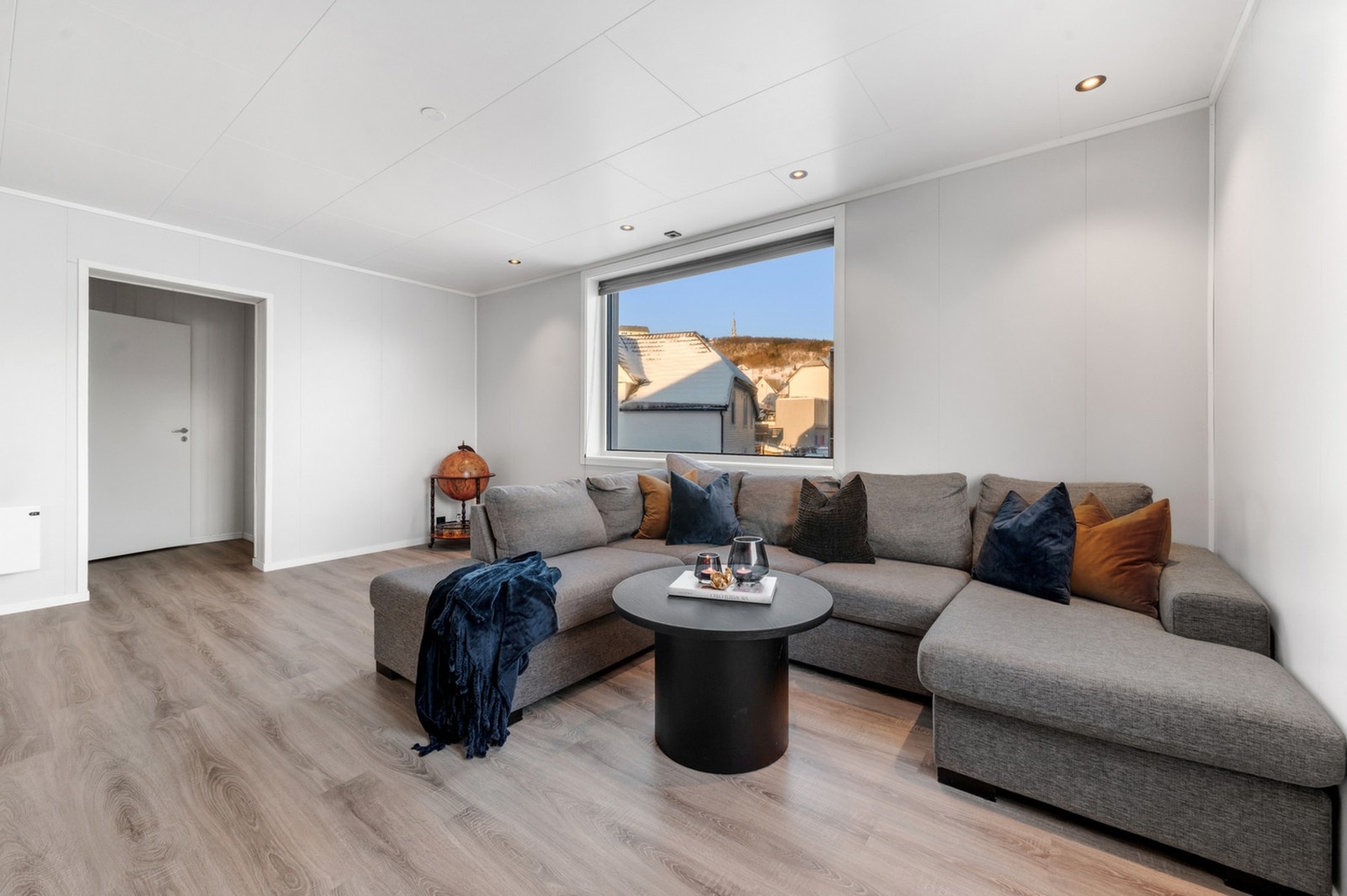 - Store vindusflater som slipper rikelig med naturlig lys inn med TV-tårnet i bakgrunnen. Galleribilde