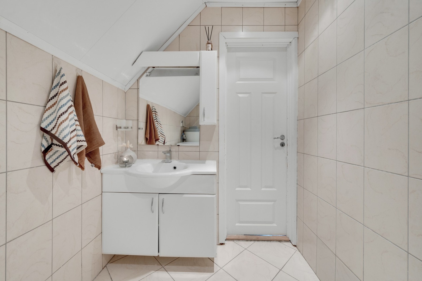 - Badet er utstyrt med dusjløsning, toalett og servant med oppbevaring. Galleribilde