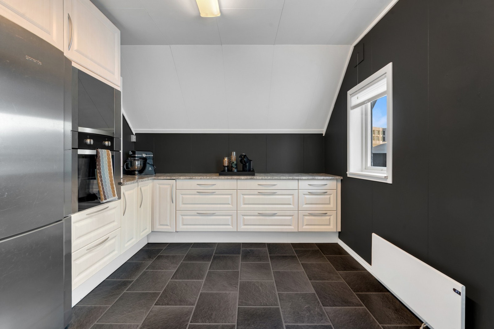 - Kjøkkeninnredningen har en praktisk utforming med gode arbeidsflater og integrerte løsninger. Galleribilde