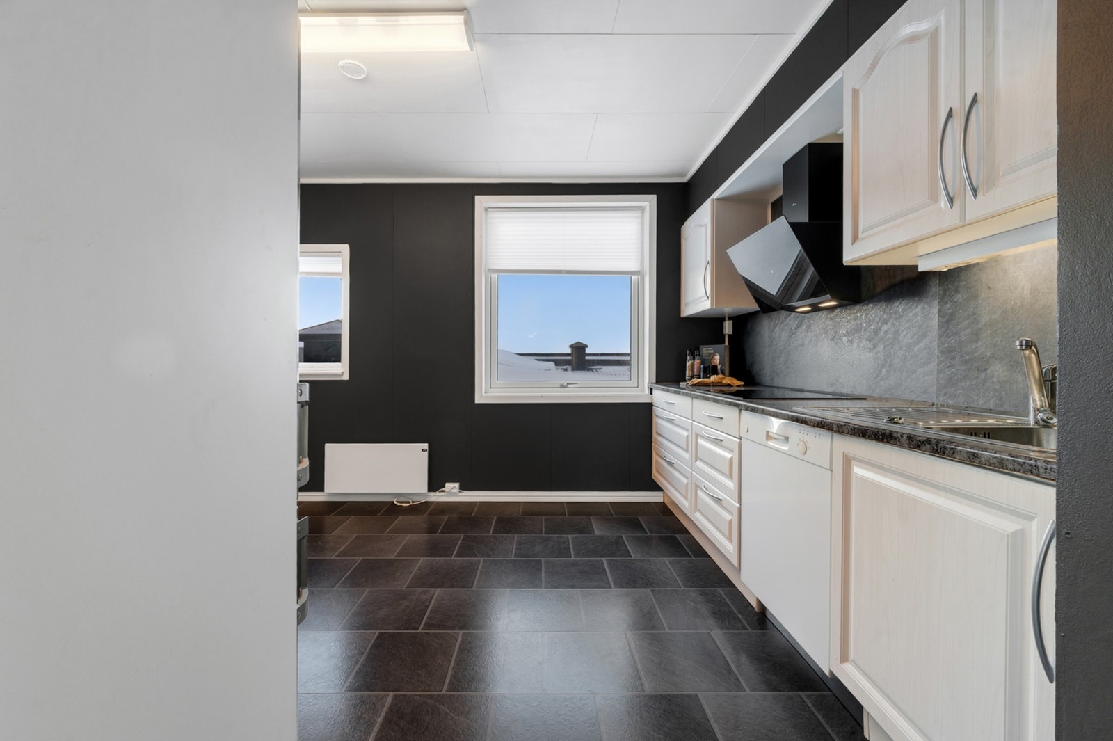 - Kjøkken med pene overflater og god skapplass. Galleribilde