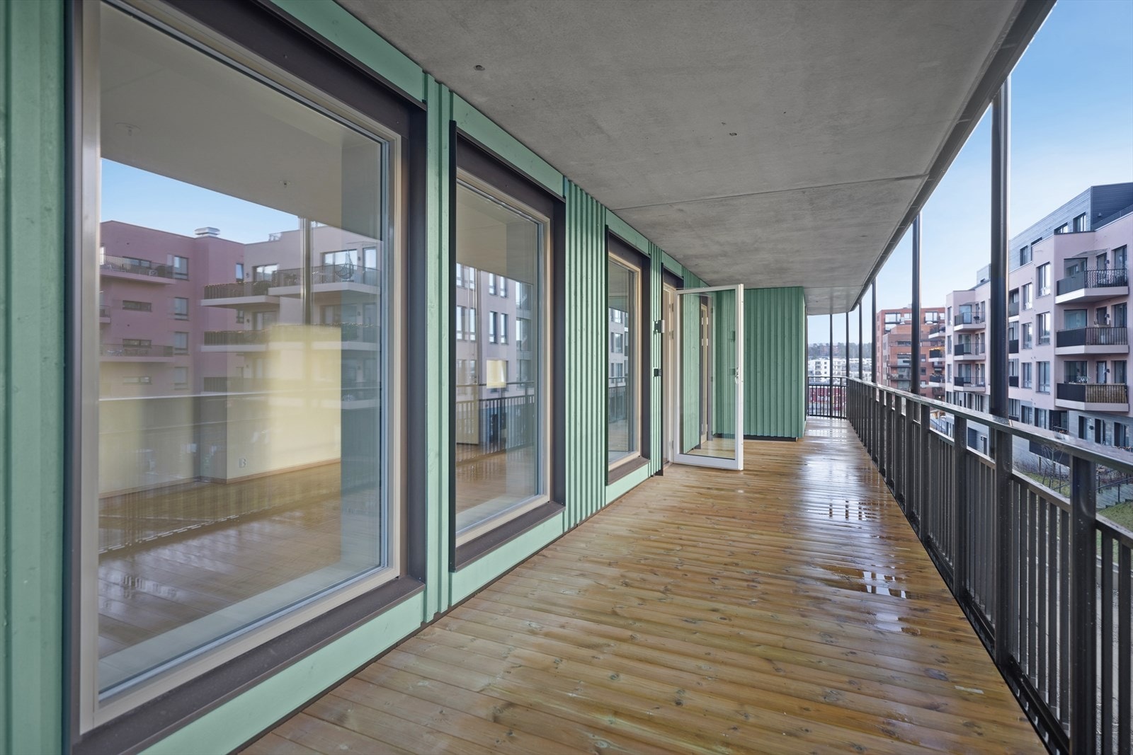 Stor overbygget sydvendt veranda på ca. 43 m². Galleribilde