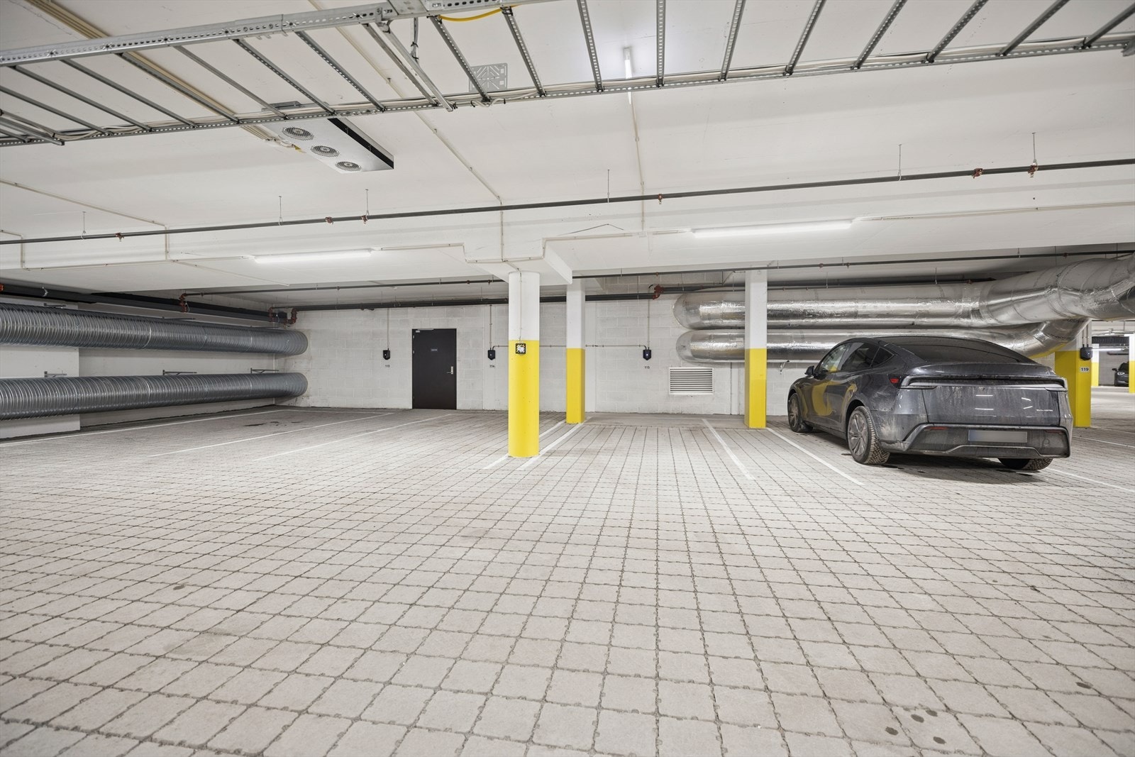 To garasjeplasser (merket 113 og 116) i felles garasjeanlegg under bebyggelsen. Begge garasjeplassene har ladestasjon for el-bil. Galleribilde
