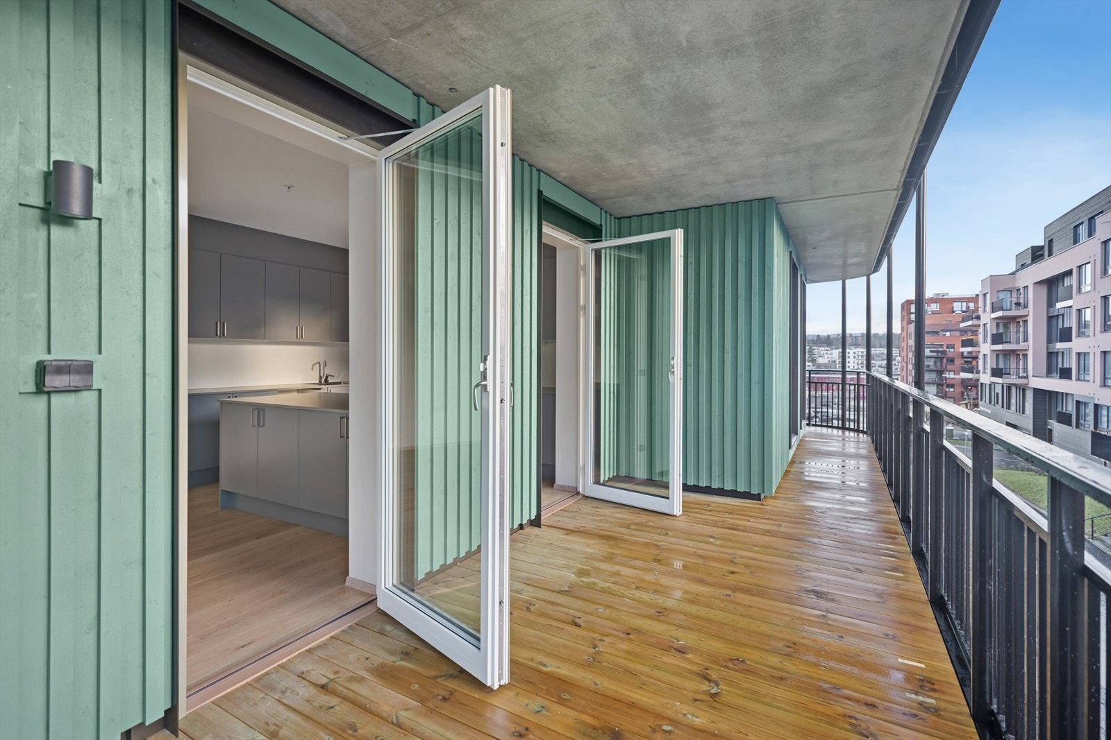 Stor overbygget sydvendt veranda på ca. 43 m². Galleribilde