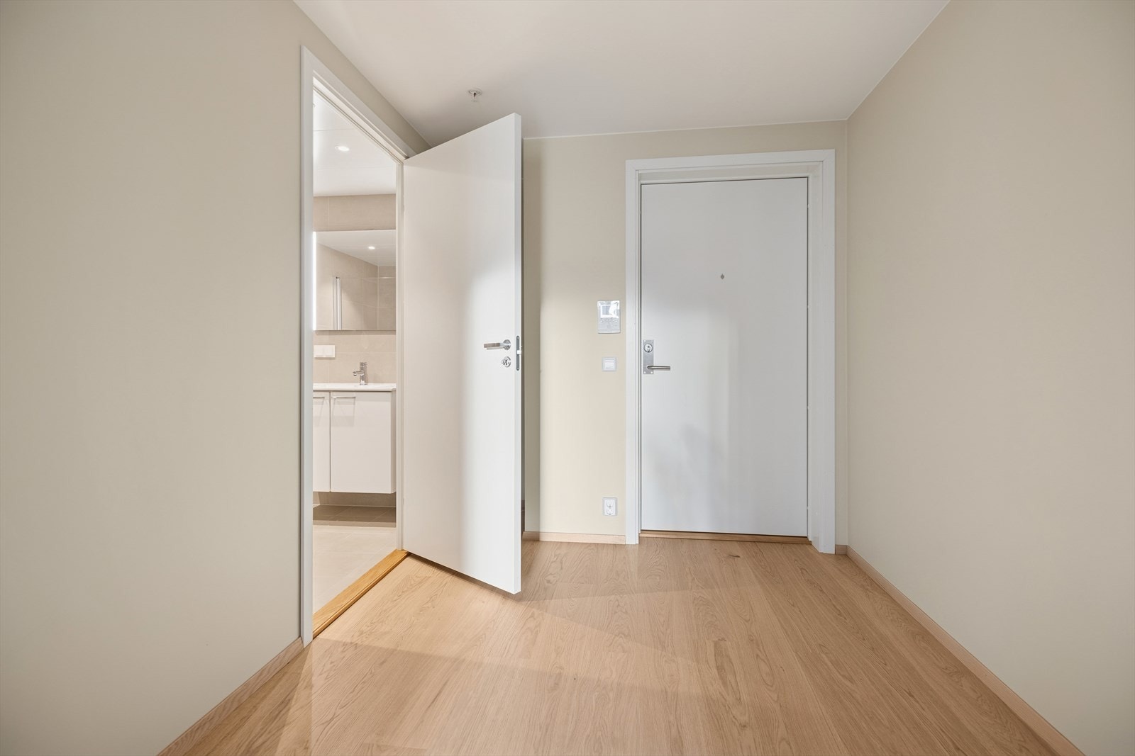 Romslig entré/gang. Galleribilde