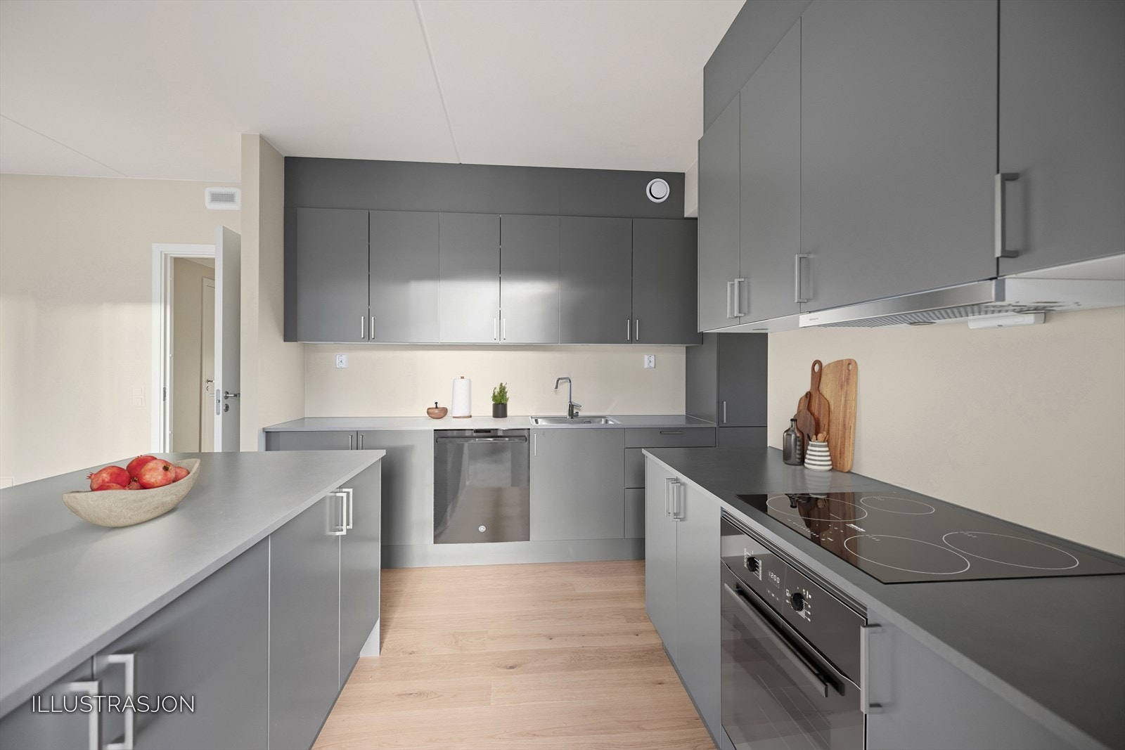 Det er "takhøy" kjøkkeninnredning med malte glatte fronter, laminat benkeplate, stål benkebeslag, samt halvøy med benkeskap. Galleribilde