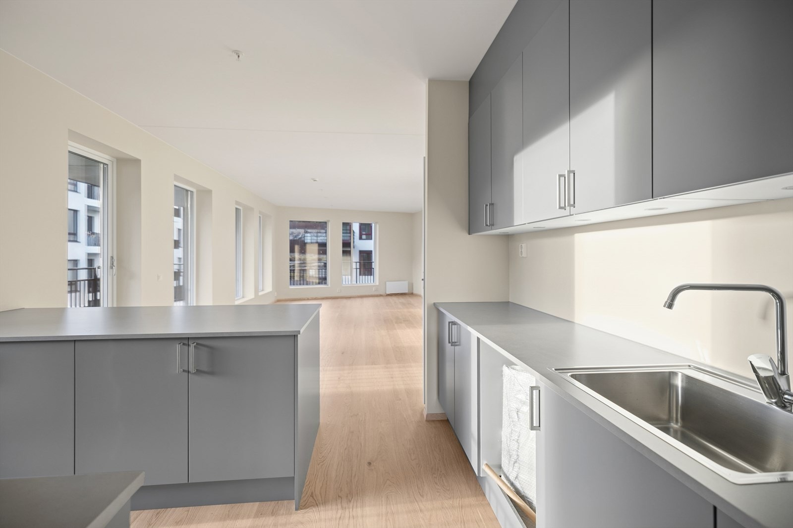 Kjøkken i åpen løsning mot spisestue/stue. Galleribilde