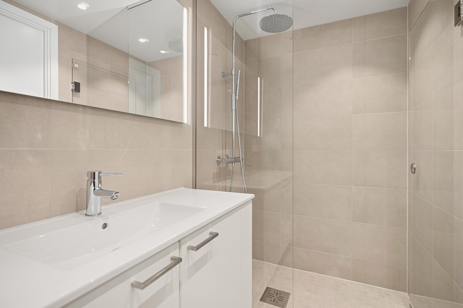 Bad 2: Kombinert bad og wc med adkomst fra hovedsoverommet. Flislagte overflater, vannbåren gulvvarme og integrert belysning i himlingen. Det er mekanisk avtrekk til ventil i himling og tilluft viua spalte under dør. Galleribilde