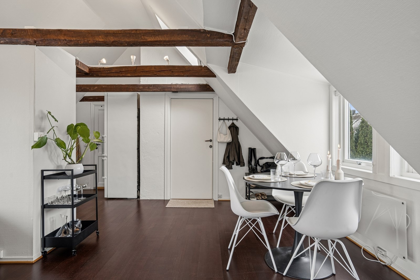 Leiligheten er godt utnyttet og det er plass til spisebord for 2, 3 eller 4 Galleribilde