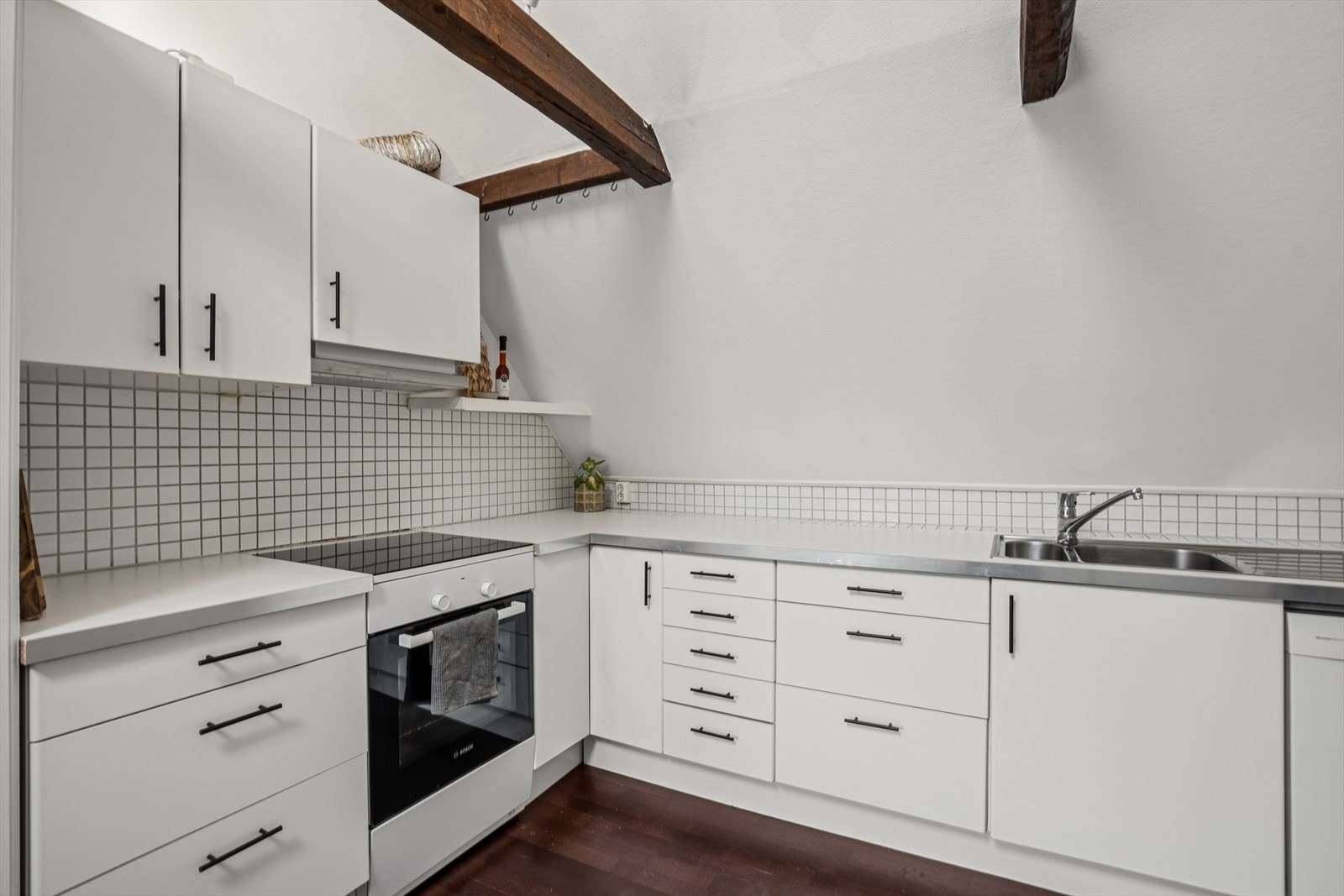 Kjøkkener har slette hvite fronter og ble byttet i 2008. Galleribilde