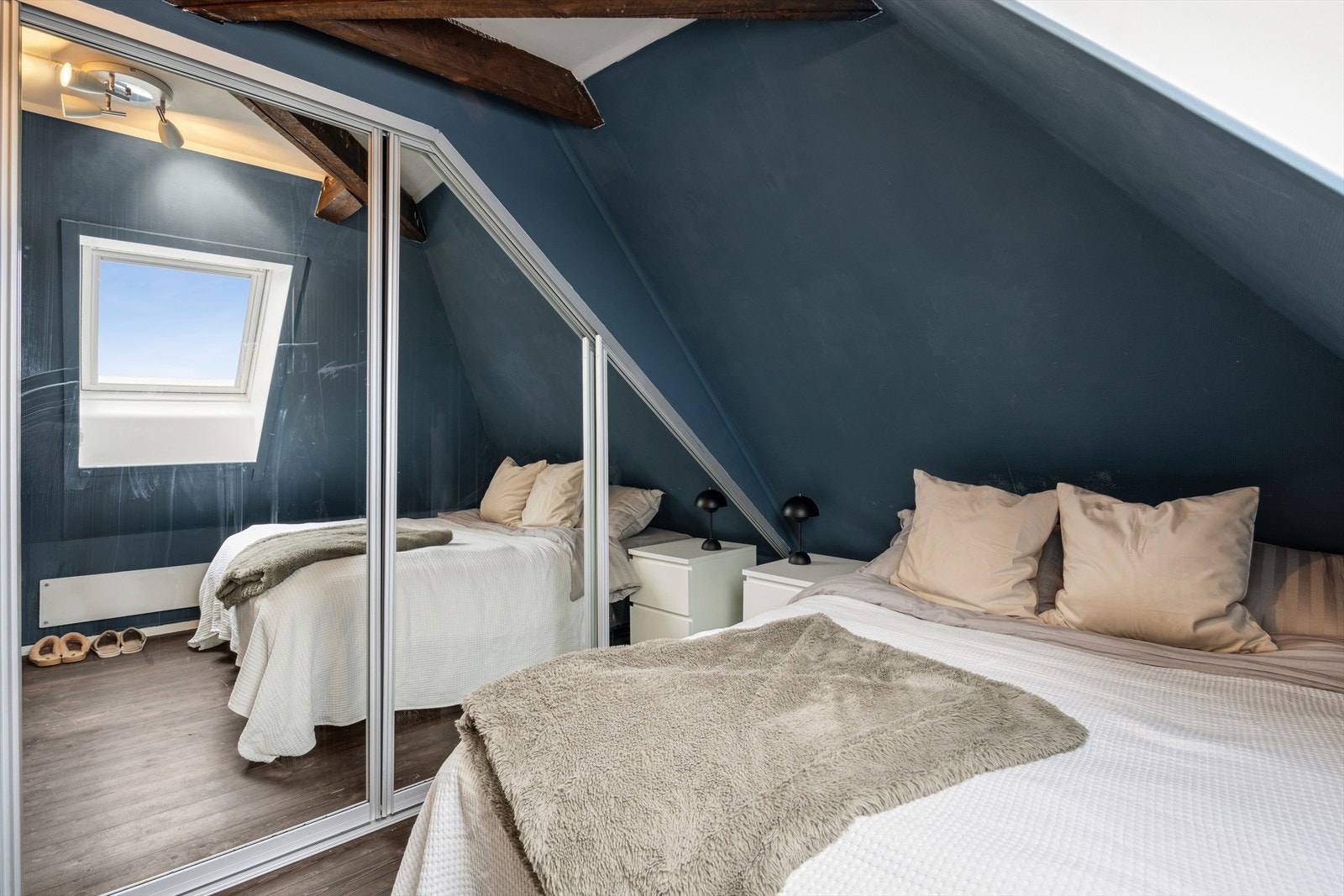 Her er det en romslig skyvedørsgarderobe med god plass til klær Galleribilde