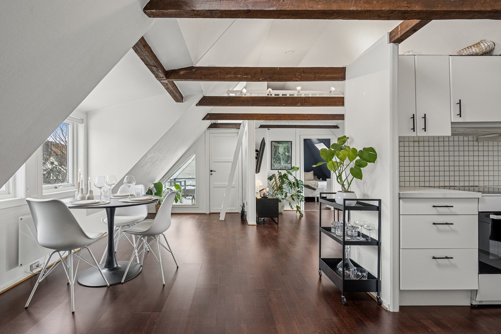 Takvinduer, ekstra takhøyde og vindusflater sørger for godt med lysinnslipp. Egen balkong i 3 etg gjør også at våren og sommeren kan nytes på balkongen Galleribilde