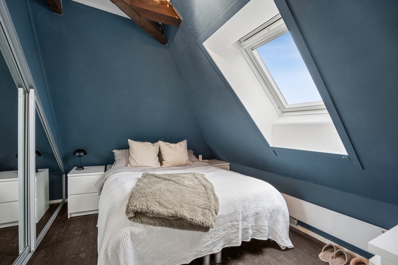 Soverommet er malt opp i en delikat blåfarge Galleribilde