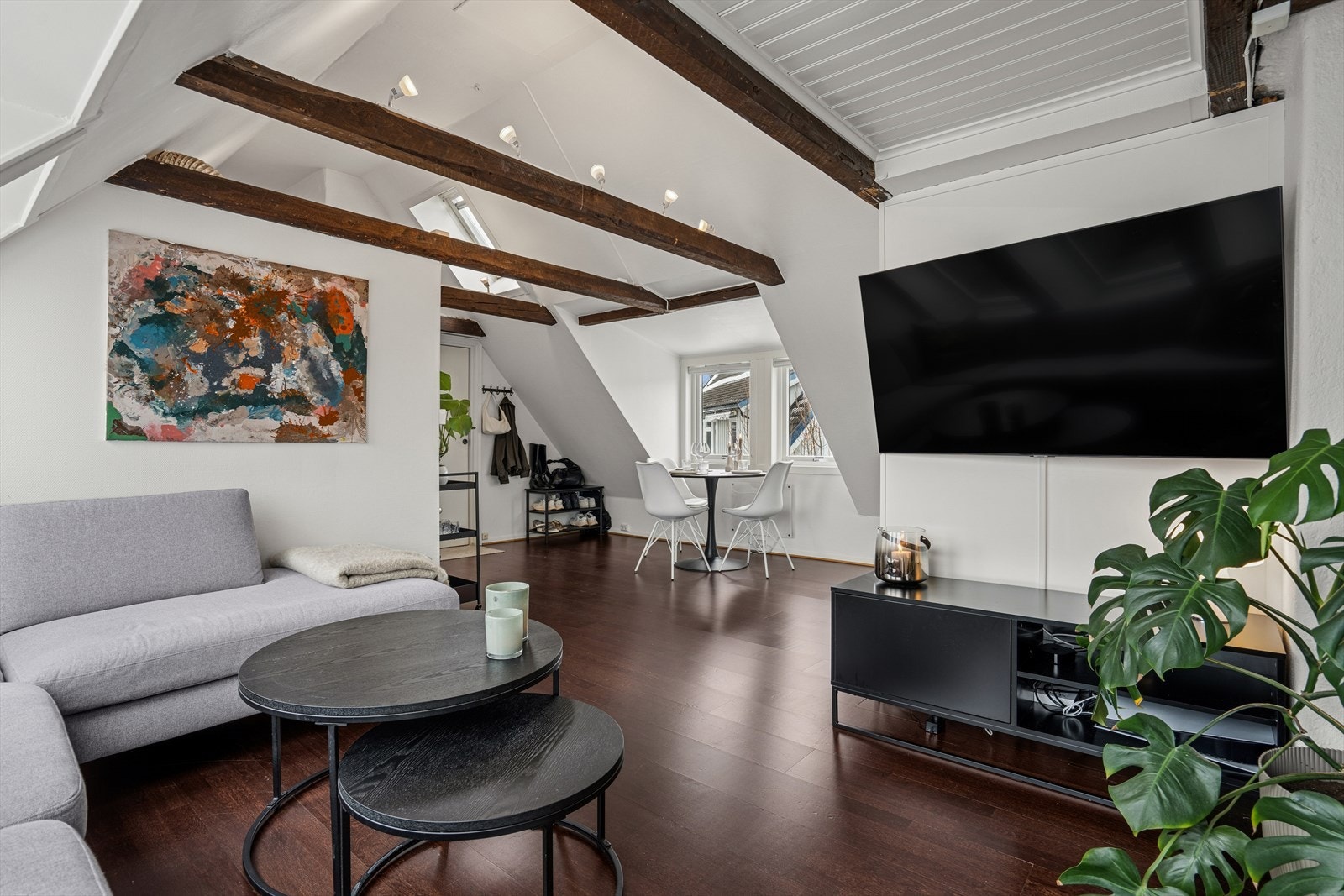 Stuen har sine naturlige soner spisestue og sofagruppe Galleribilde