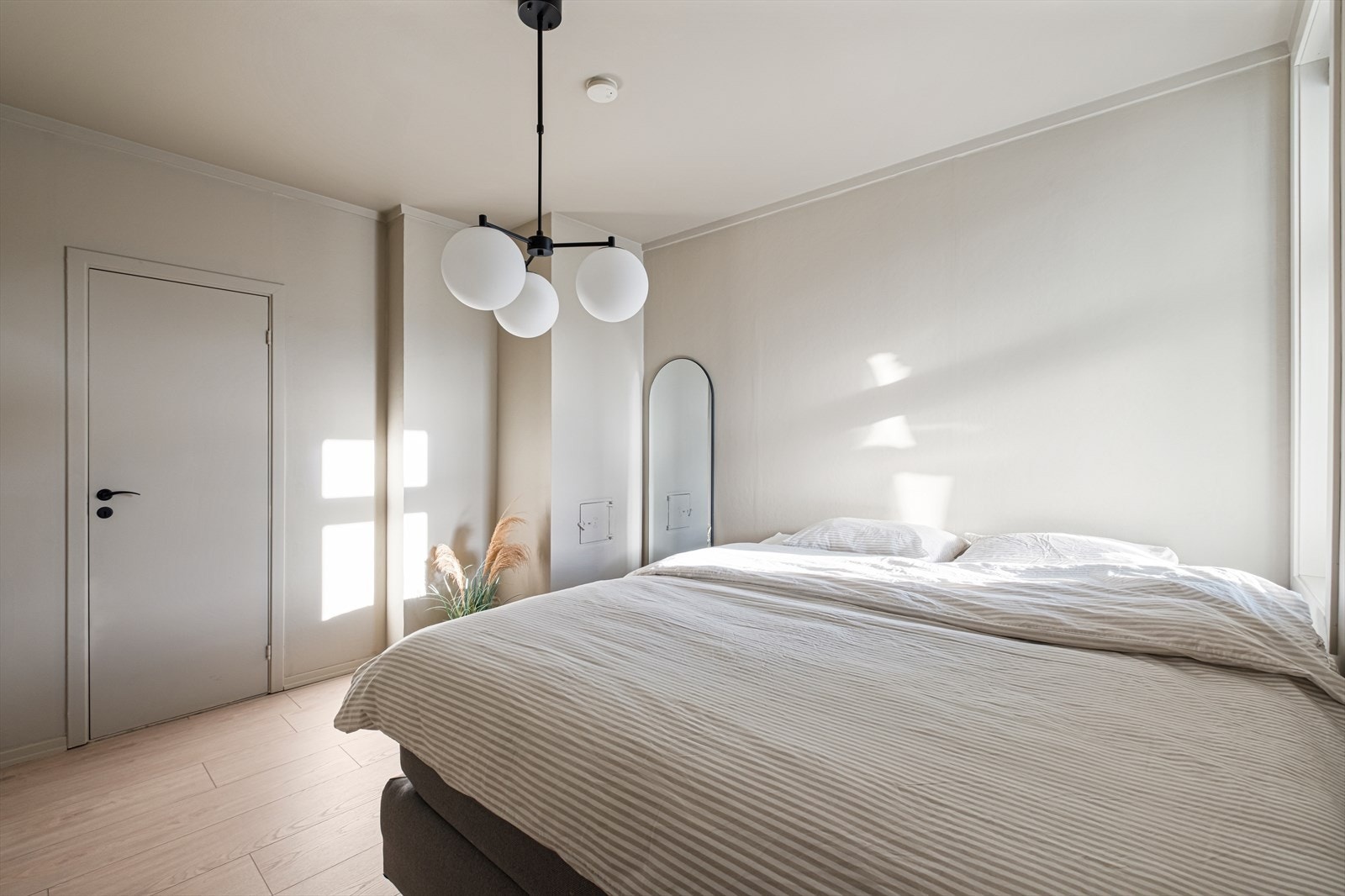 Soverom I - God plass til dobbeltseng og garderobeløsning Galleribilde