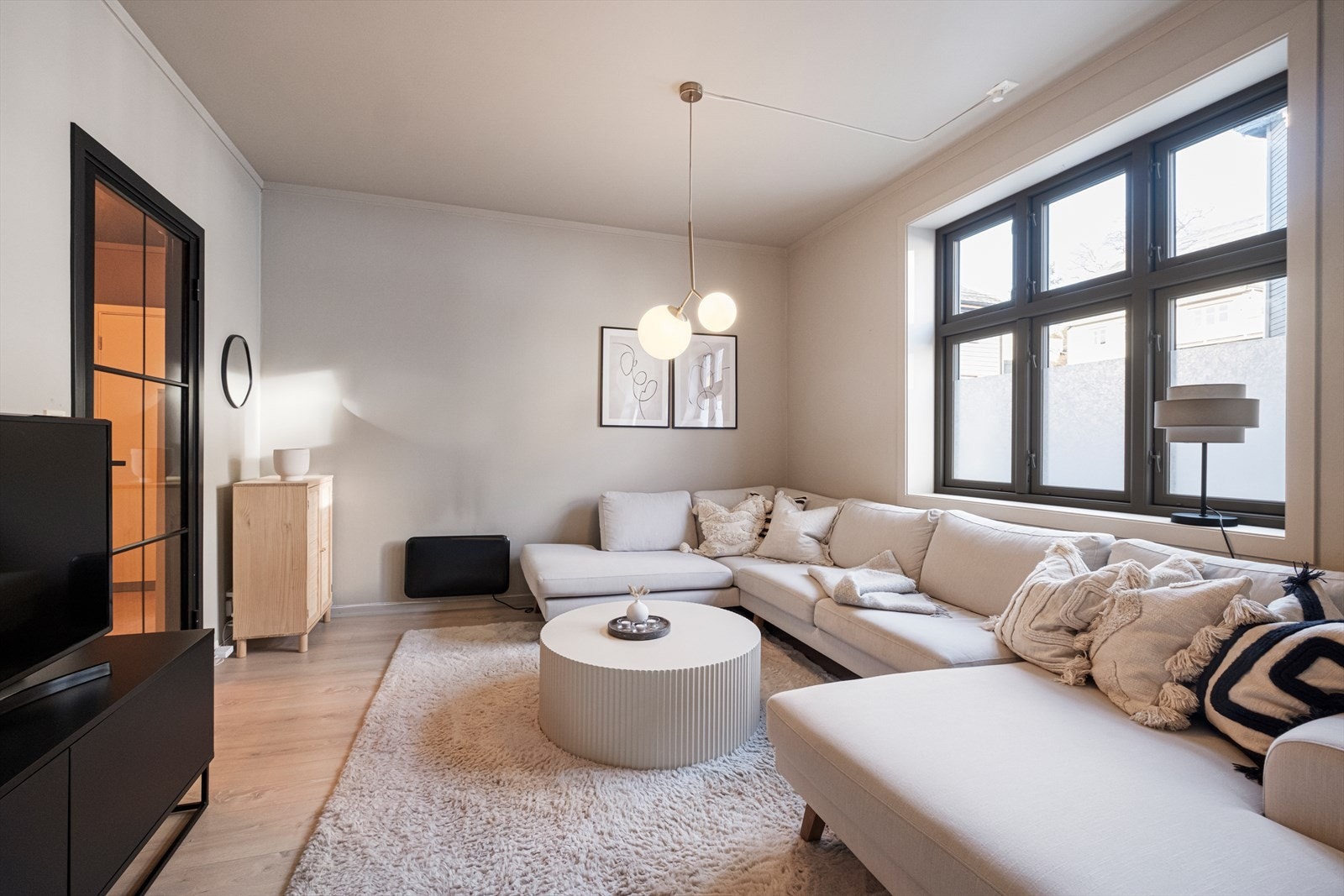 Romslig stue med god plass til stor sofagruppe Galleribilde