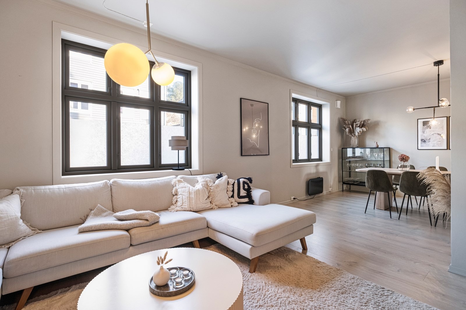 De store vindusflatene gjør at det slippes inn rikelig med naturlig dagslys Galleribilde