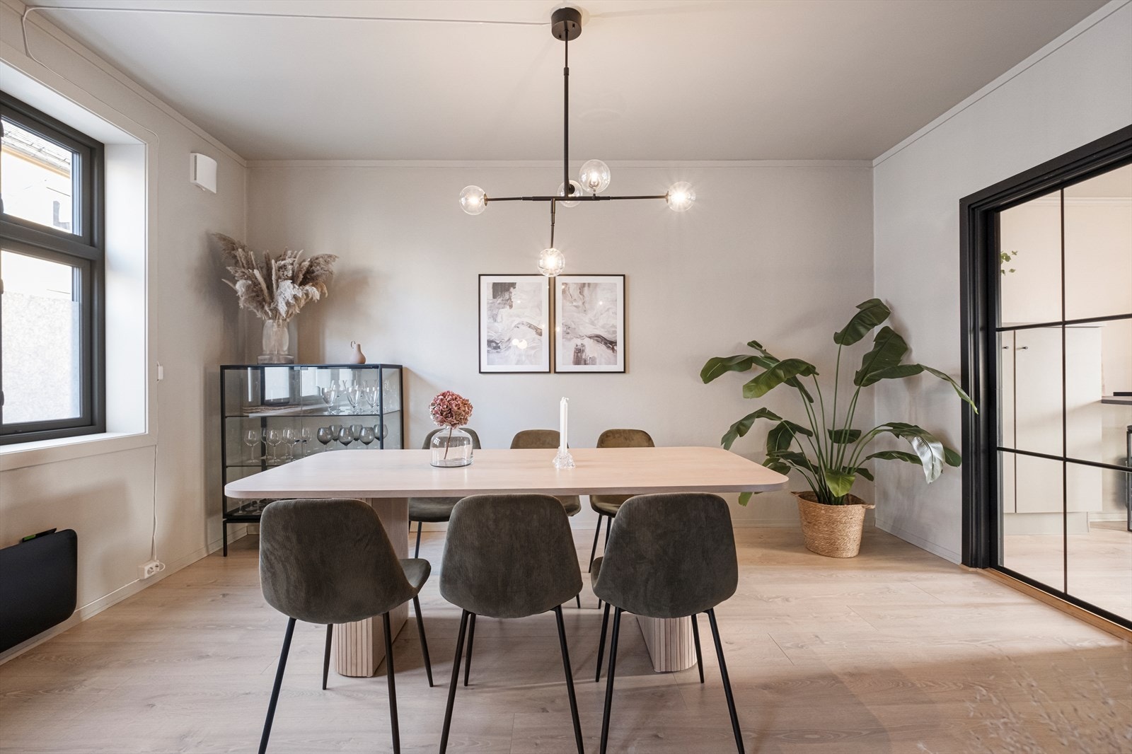 God plass til et stort spisebord, perfekt for å ta imot mange gjester Galleribilde