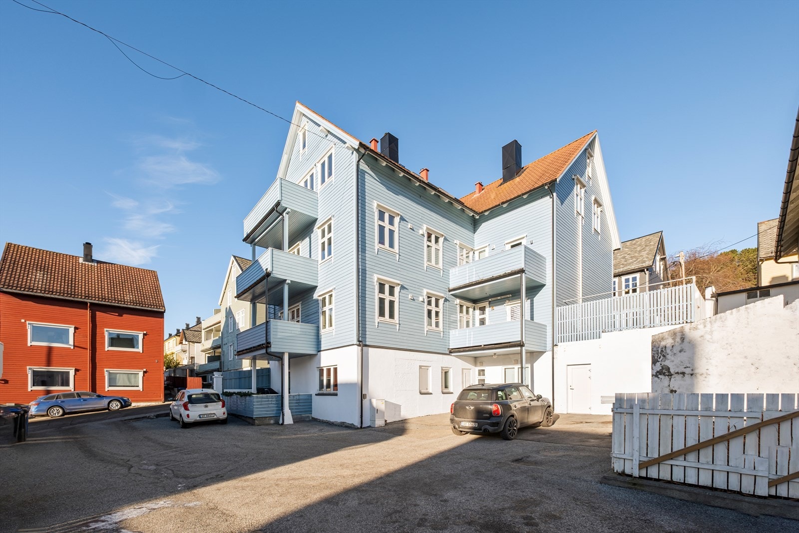 Leiligheten disponerer en egen parkeringsplass på felles biloppstillingsplass sør for boligen Galleribilde