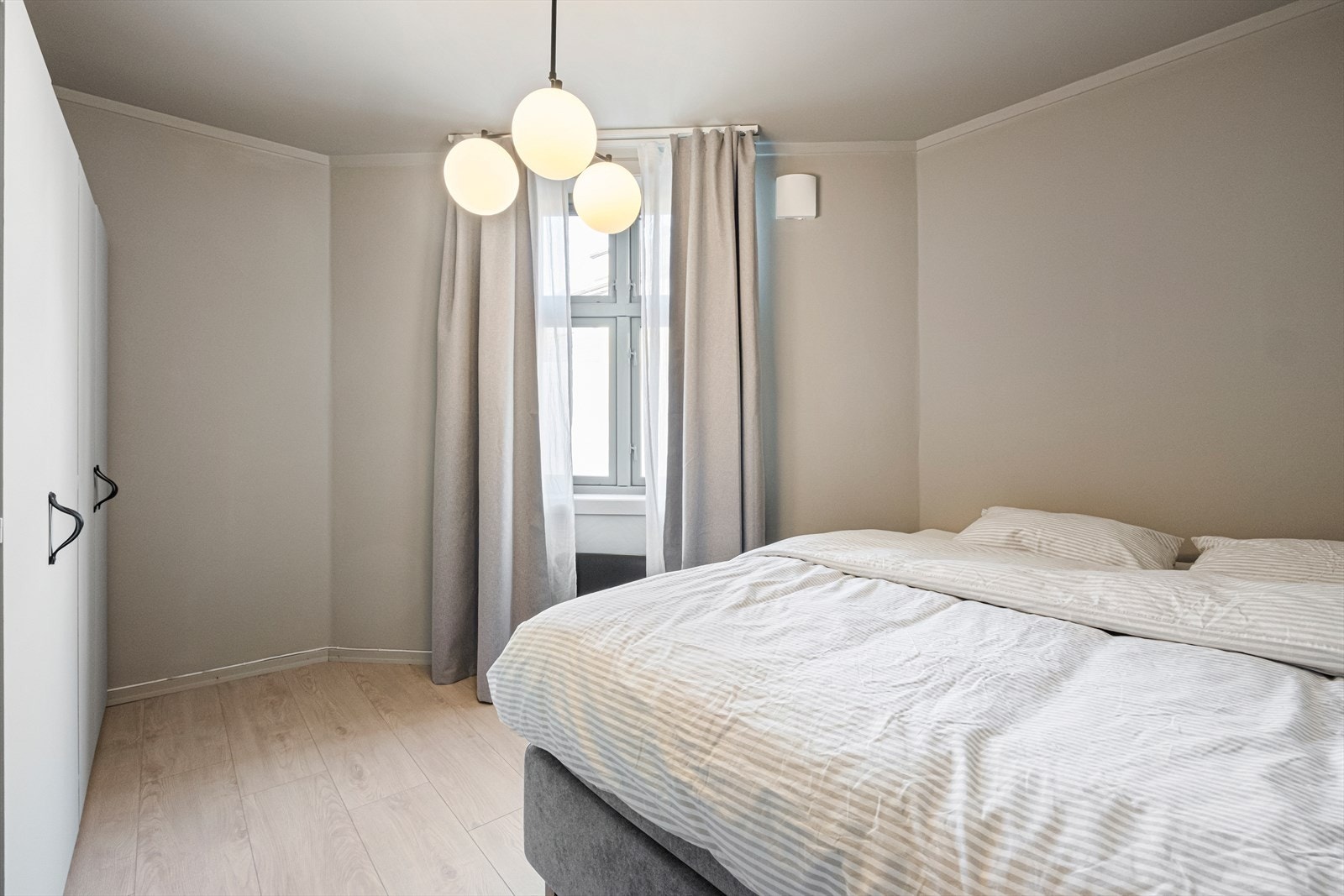 Soverom II - Romslig soverom med god plass til stort garderobeskap Galleribilde