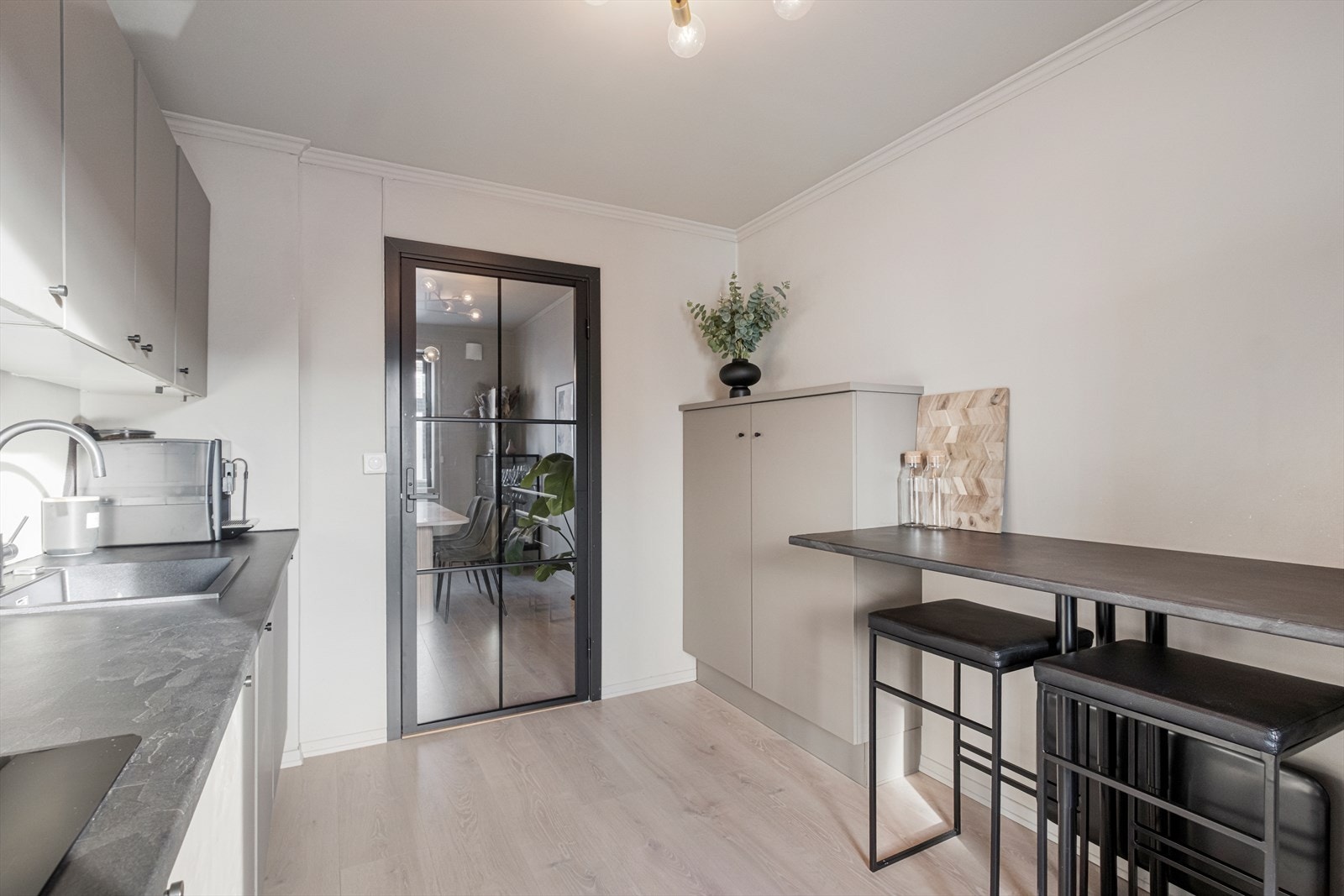 Kjøkken med god skap- og benkeplass og praktisk barløsning Galleribilde