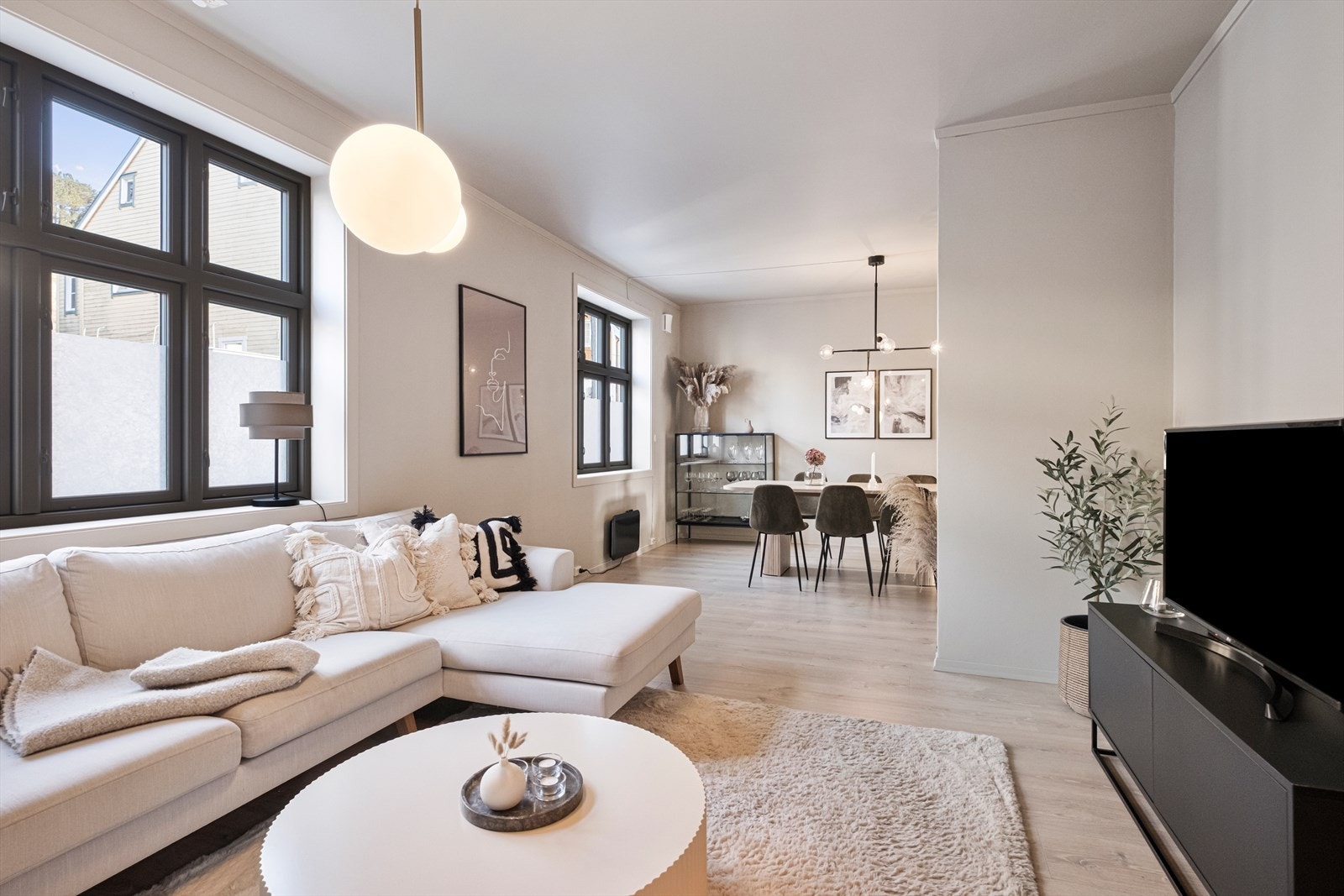 Lys og luftig stue med store vindusflater Galleribilde