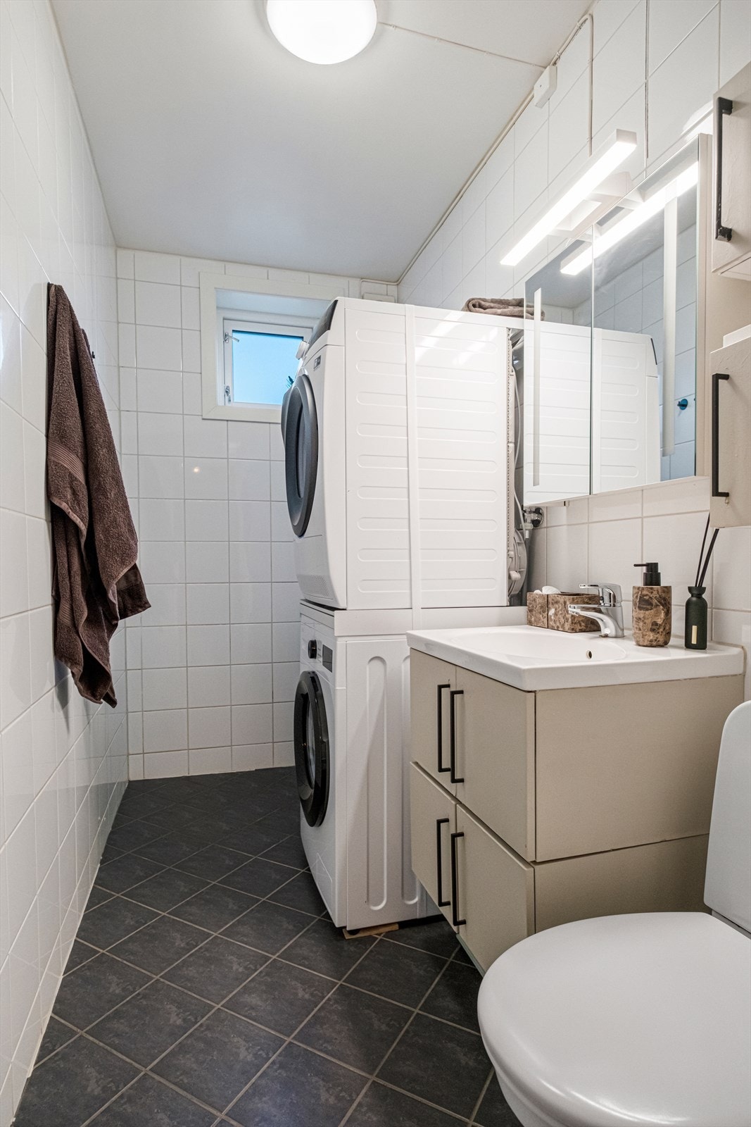 Badet er utstyrt med nedfelt servant, toalett,
dusjhjørne og opplegg for vaskemaskin Galleribilde