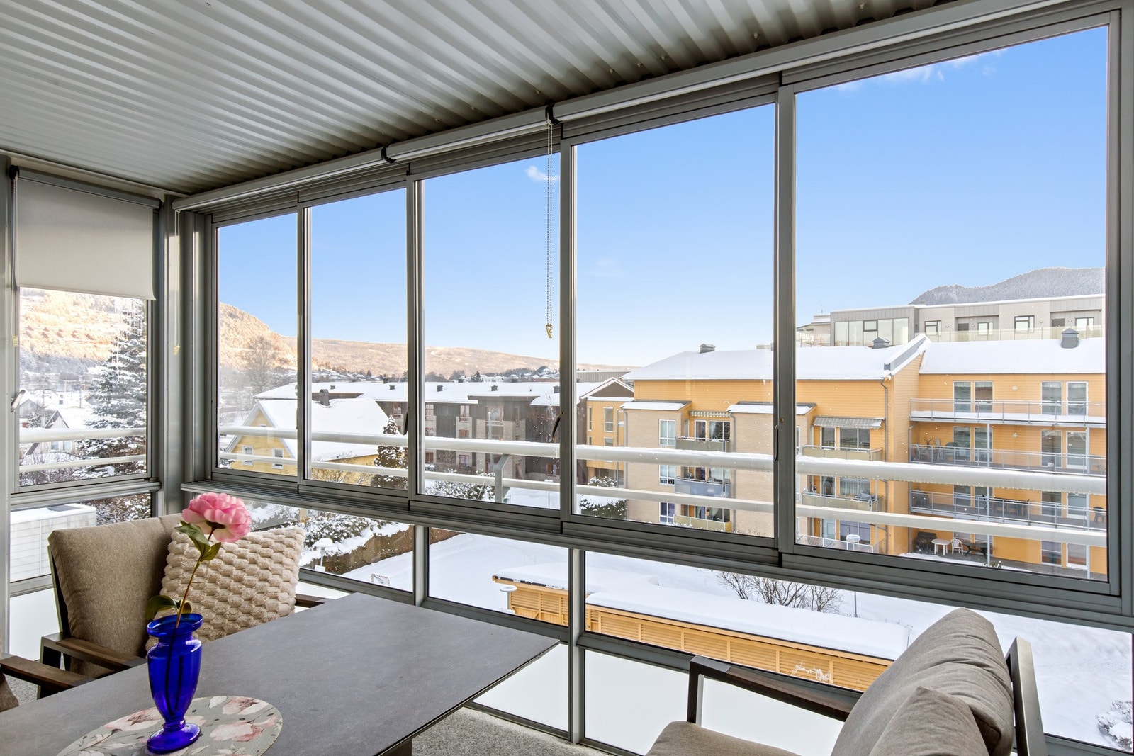 Koselig innglasset balkong. Galleribilde