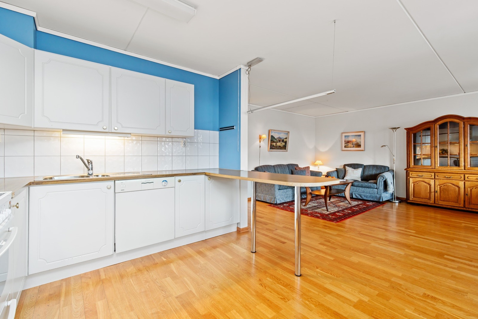 Praktisk løsning med bar-løsning på kjøkken. Skaper et fint skille mellom stue og kjøkken. Galleribilde