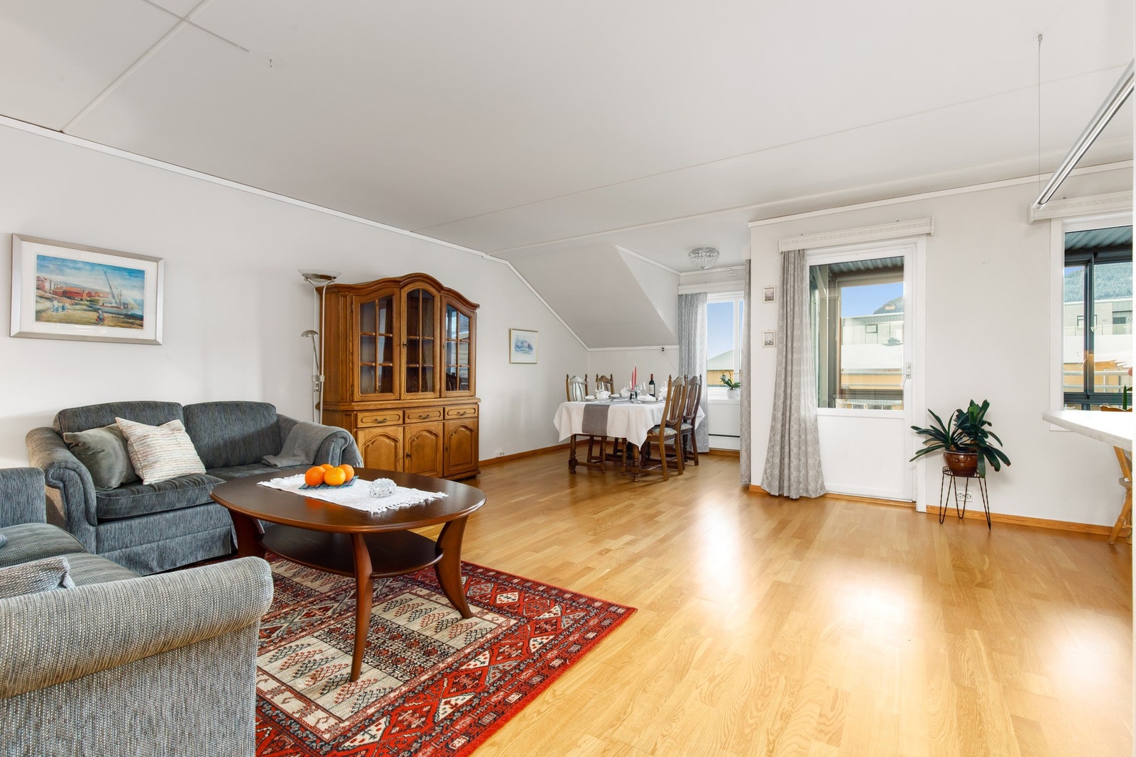 Spisestuen ligger noe trukket tilbake Galleribilde