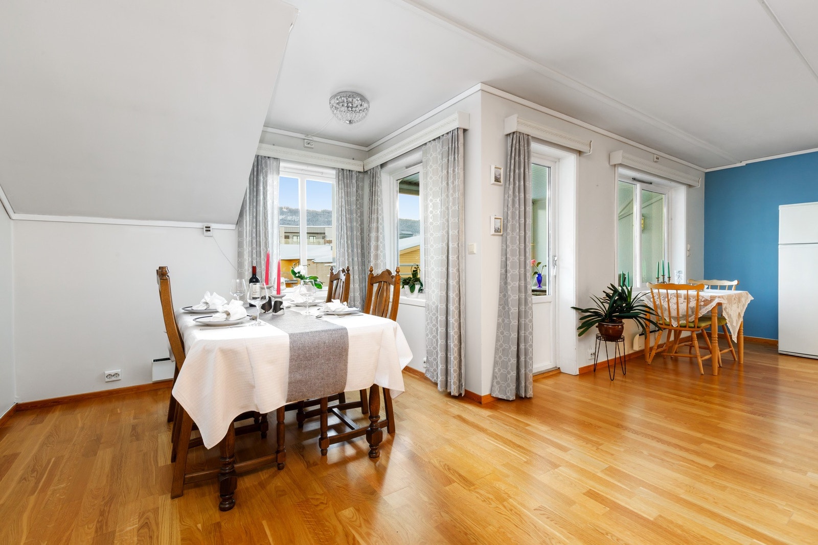 Spisestue med utgang til balkong i bakkant. Galleribilde