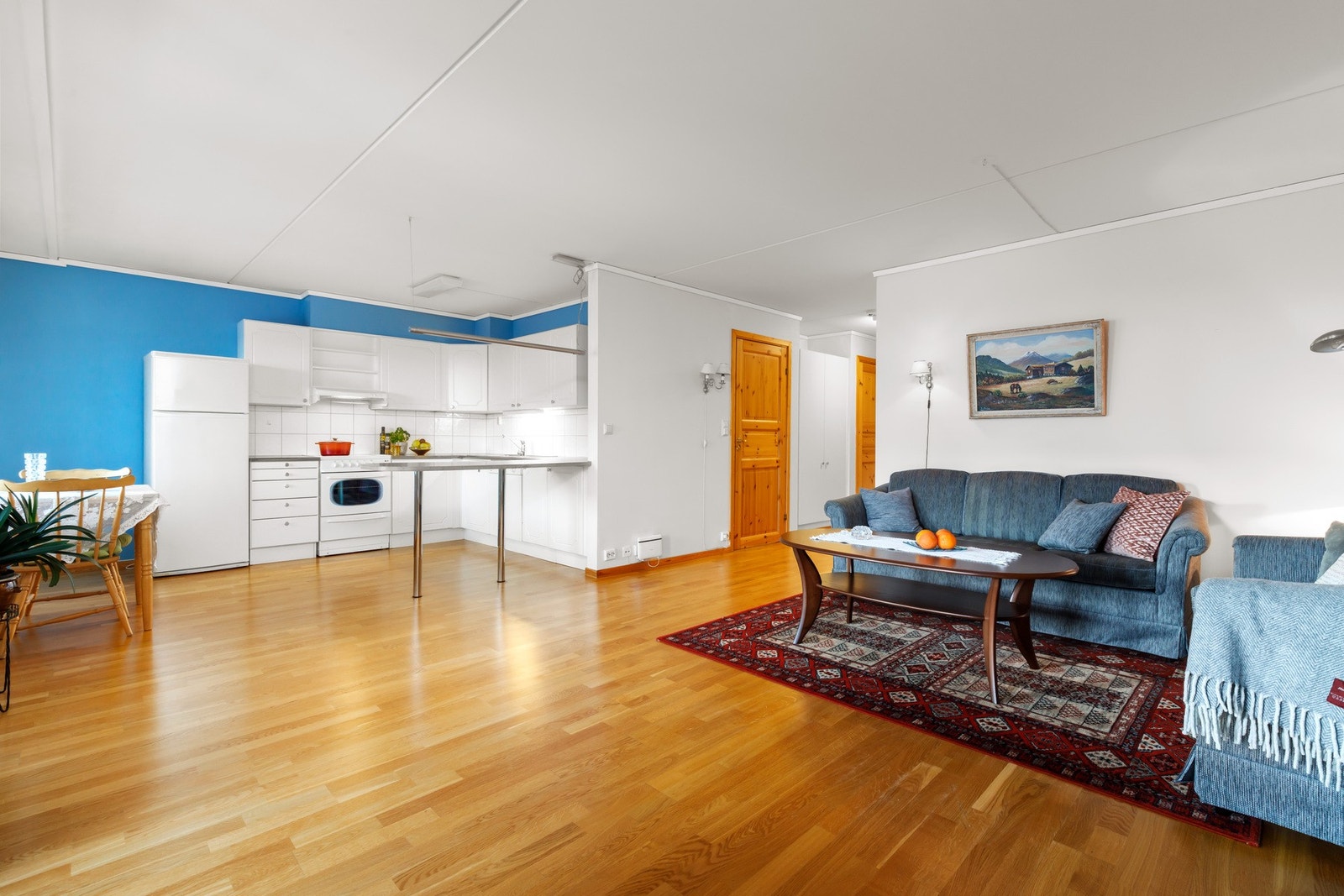 Kjøkken er åpent inn til stue Galleribilde