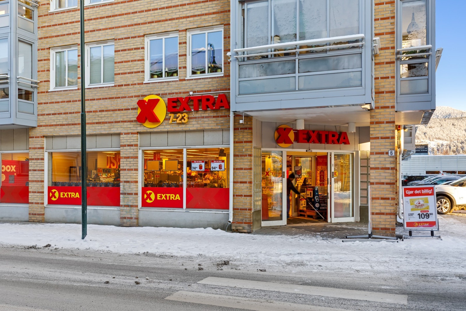 Praktisk med dagligvareforretning i første etasje Galleribilde