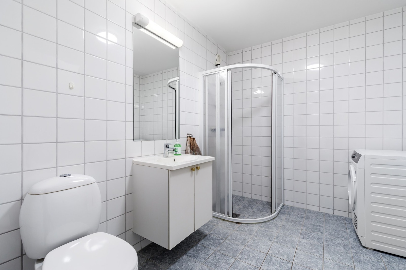 Flislagt bad med dusjhjørne Galleribilde