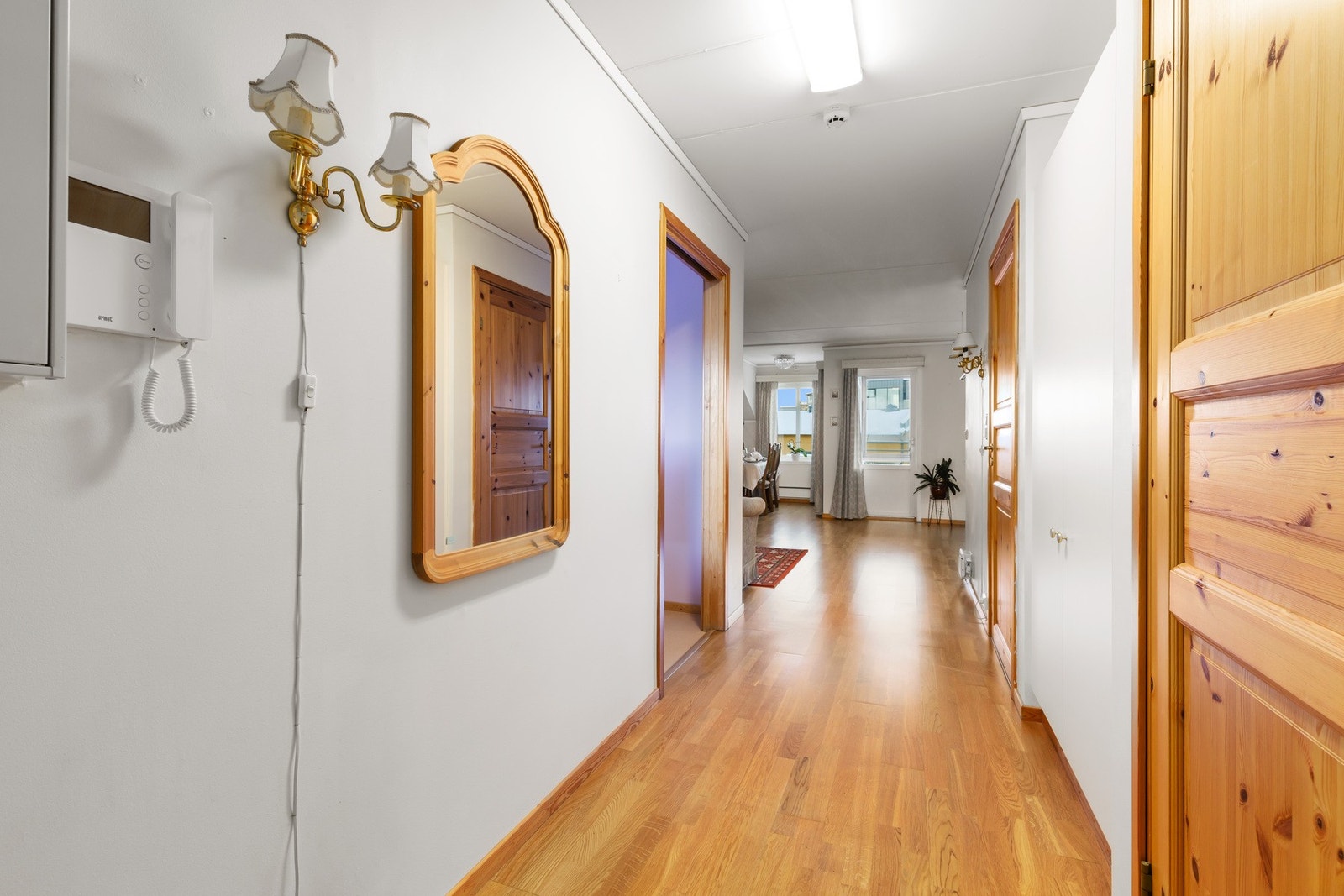 Gangen fører videre til øvrige rom. Galleribilde