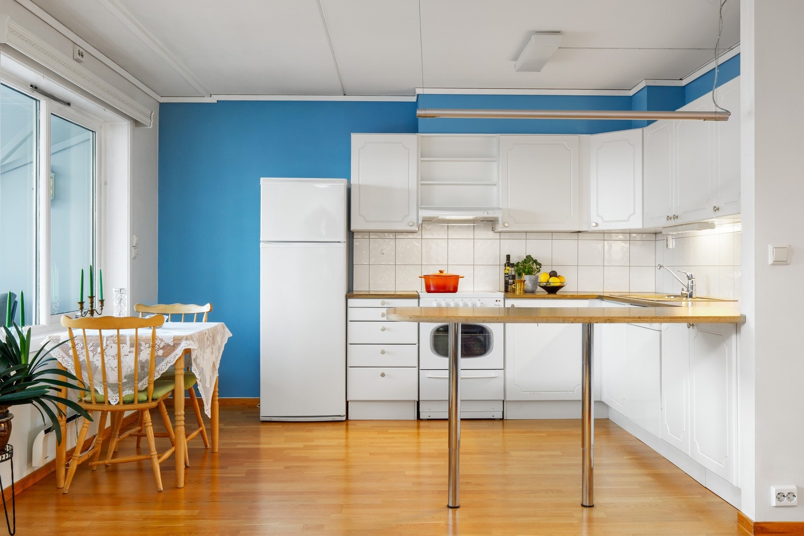 Kjøkken med hvite fronter. Galleribilde