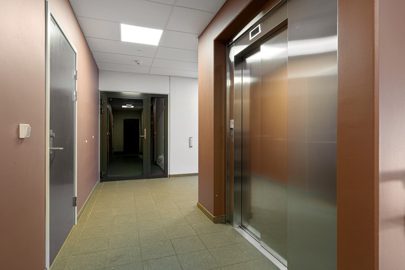 Det er heisadkomst til leiligheten, samt heis direkte ned til kjeller hvor ekstern bod er plassert. Galleribilde