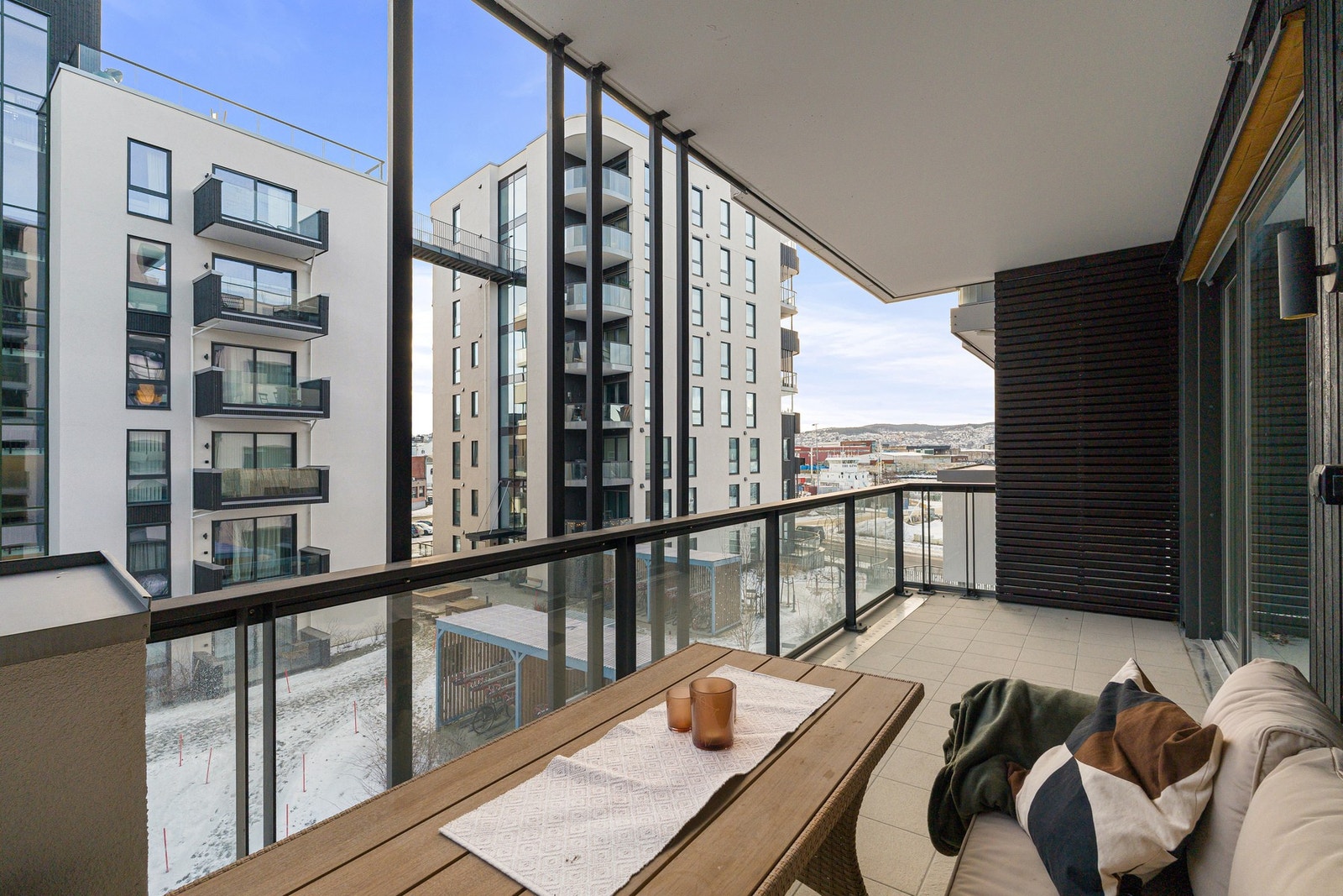 Balkongen har god plass til utemøbler og sosiale sammenkomster. Galleribilde