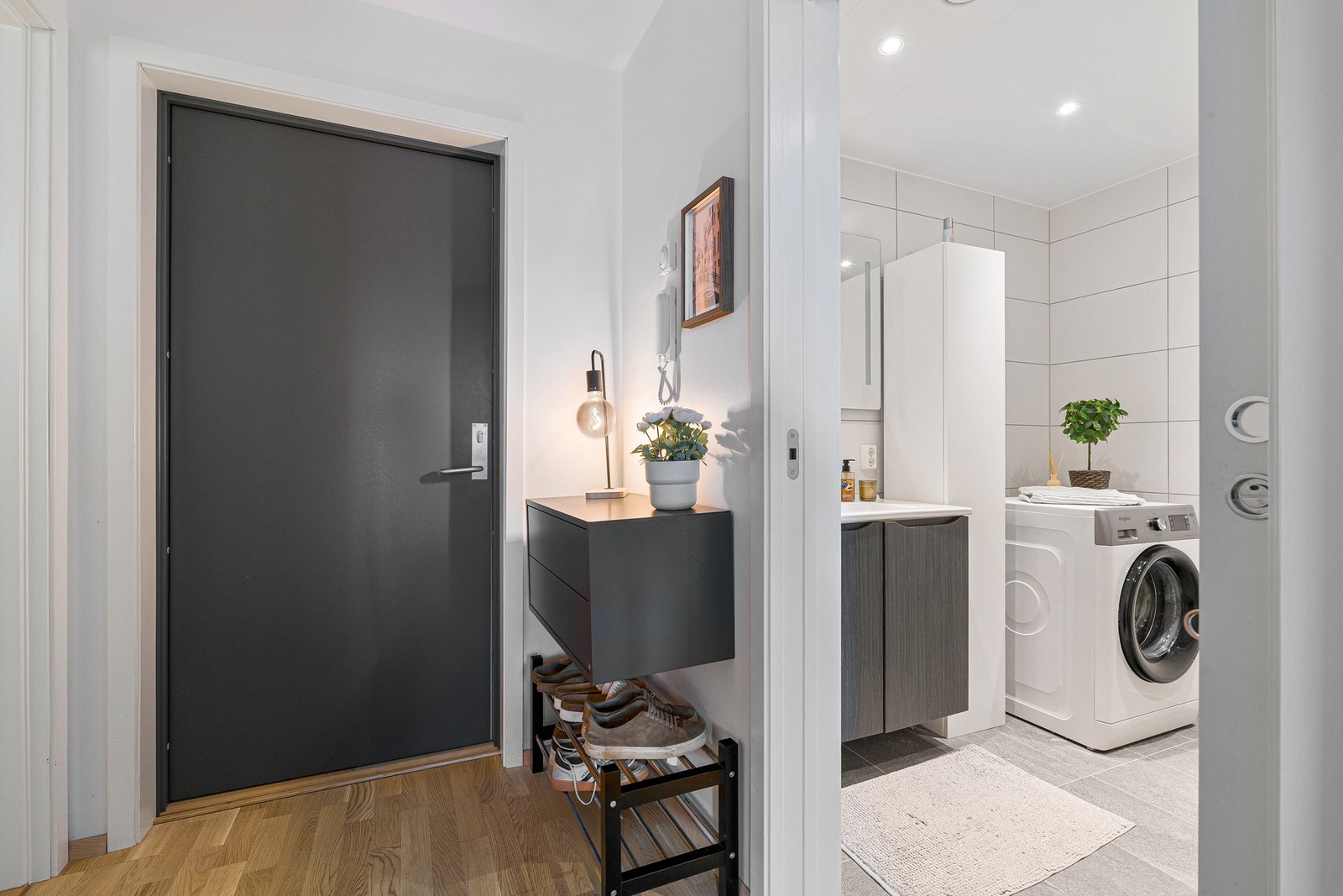 I tilknytning til entréen ligger et romslig og funksjonelt bad med god plassutnyttelse. Galleribilde