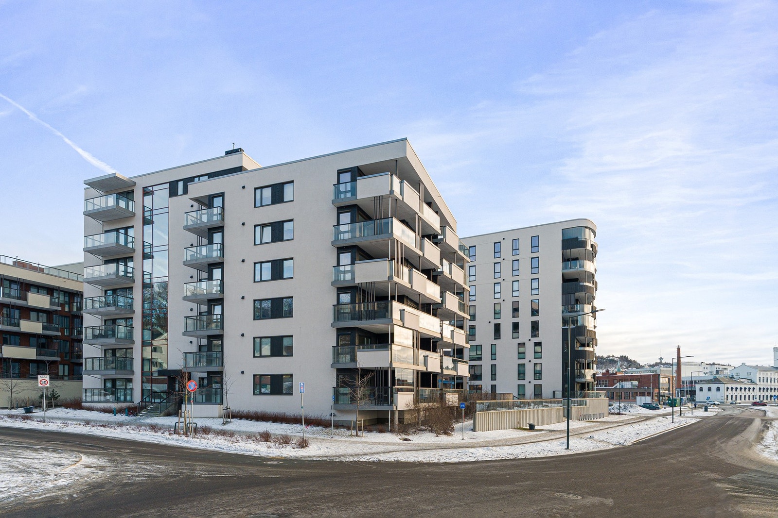 På Nyhavna bor du med nærhet til "alt". Bare noen meters gange fra inngangsdøren finner du bakeri, frisør, turstier, badeplasser og bussholdeplass. Videre finner du kjøpesentre, togstasjon og dagligvarebutikker bare noen minutters gange unna. Galleribilde