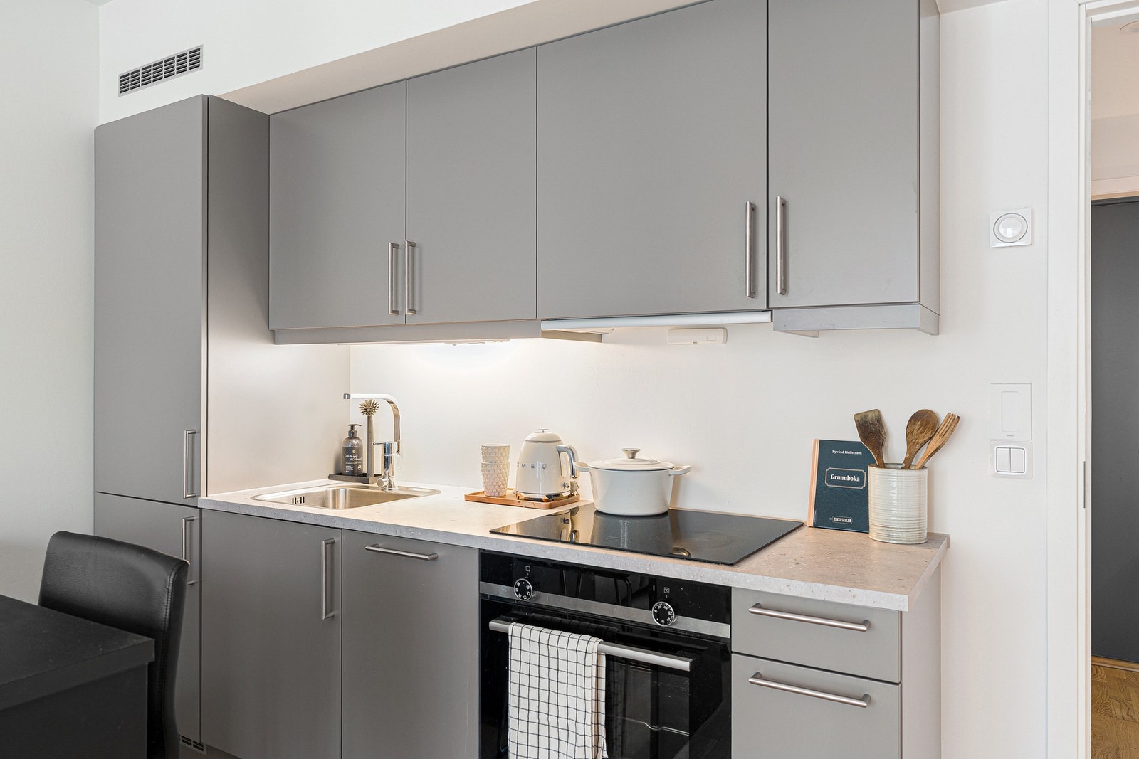 Kjøkkenet er utstyrt med integrerte hvitevarer som medfølger i handelen. Dette inkluderer platetopp og stekeovn, oppvaskmaskin samt kombinert kjøl-/fryseskap. Galleribilde