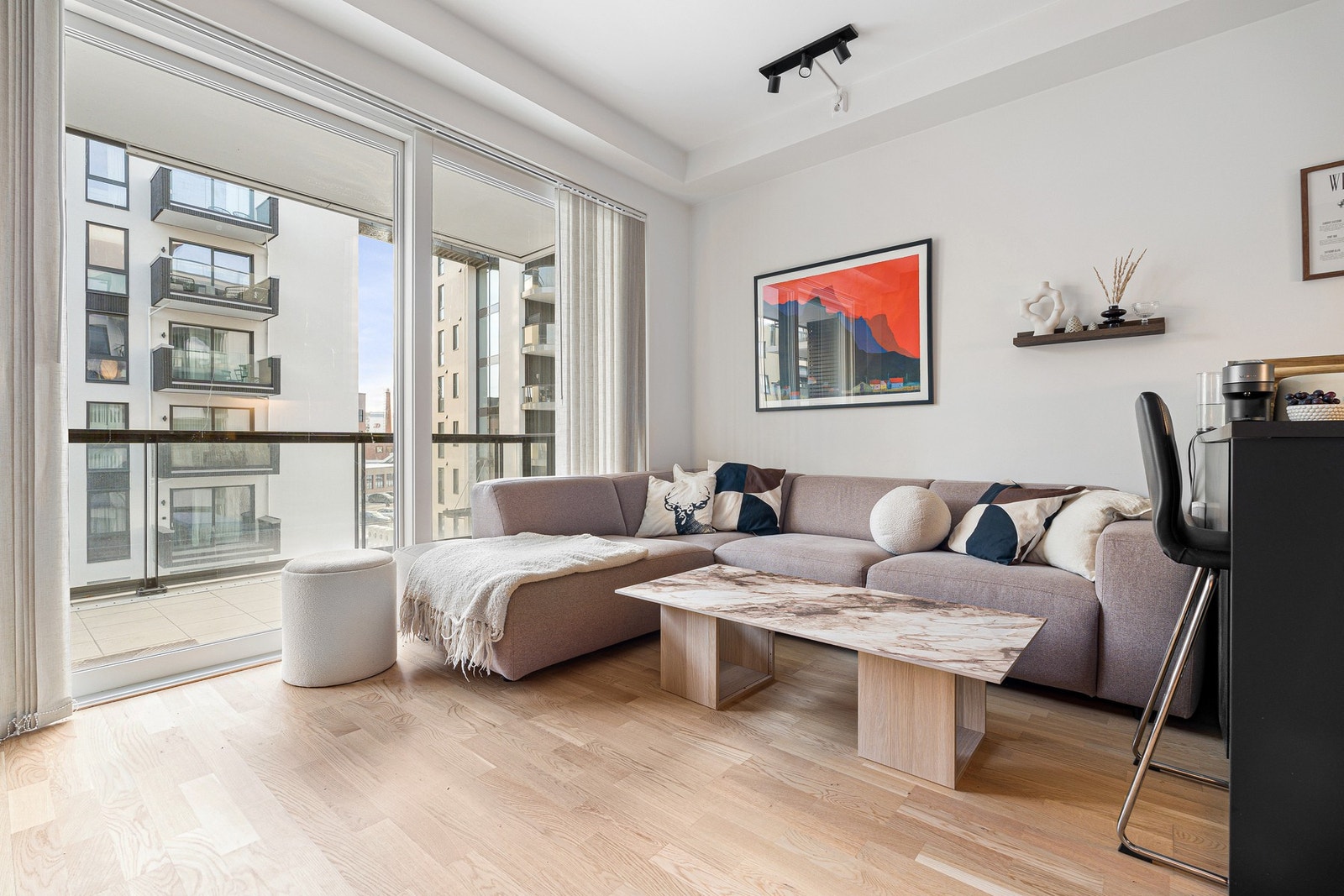 Leiligheten har et bruksareal (BRA-i) på 42 kvm og byr på en smart og arealeffektiv planløsning med entré, stue med åpen kjøkkenløsning, bad og ett soverom. I tillegg medfølger både intern og ekstern bod samt en romslig balkong. Galleribilde