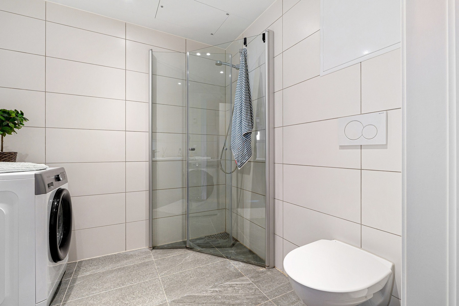 Innfellbare dusjdører gir en fleksibel og plassbesparende løsning, samtidig som de bidrar til et stilrent og ryddig uttrykk. Galleribilde