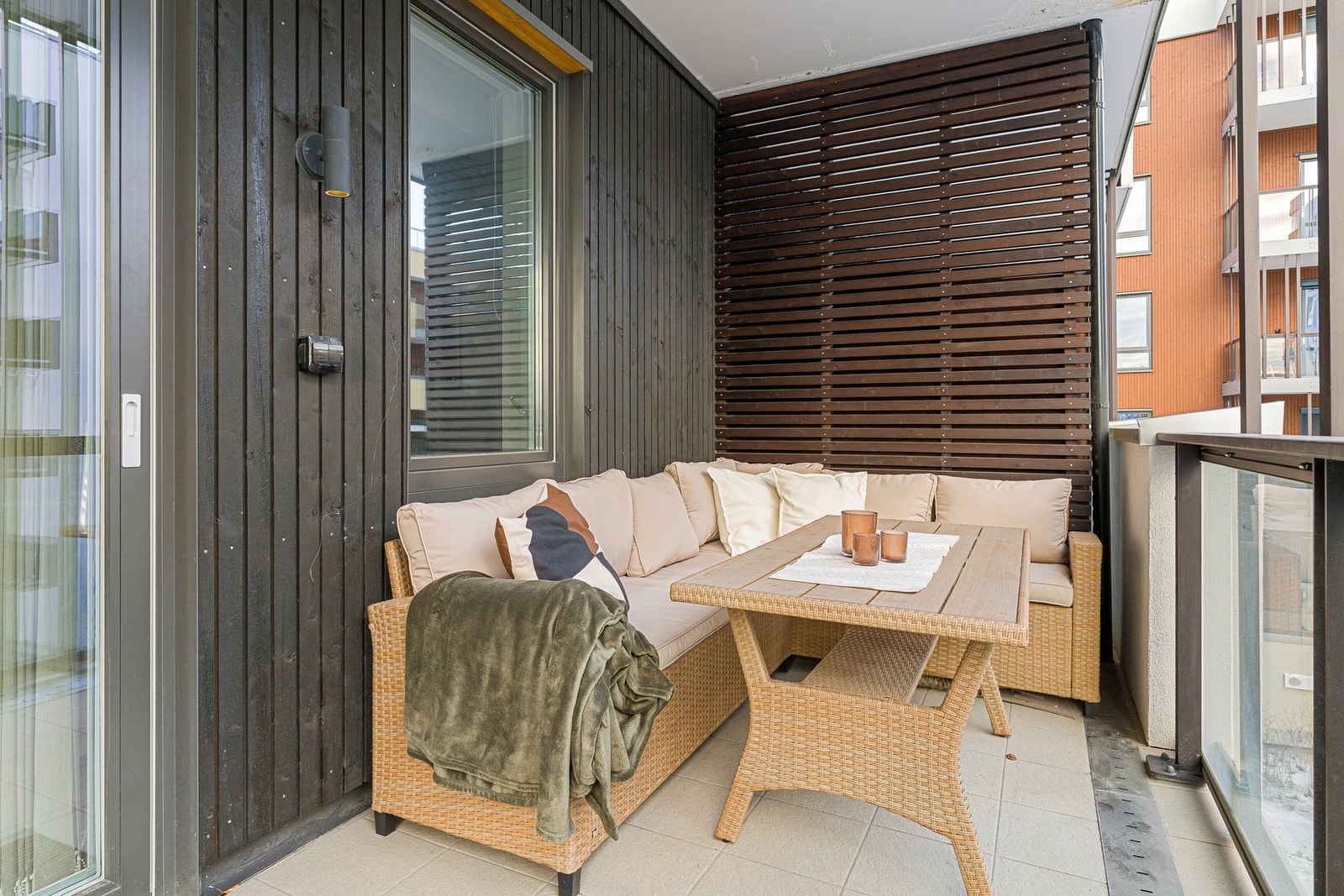 Praktisk dobbel stikkontakt er montert på vegg. Galleribilde