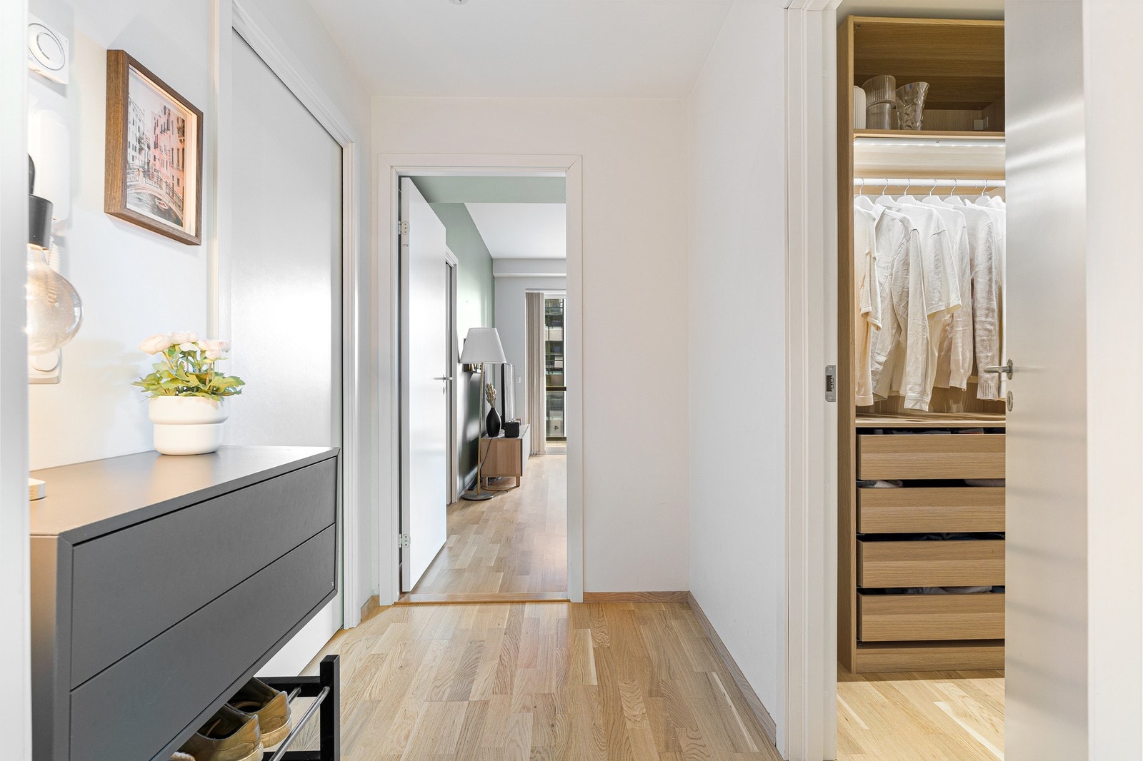 Romslig entré med god plass til oppbevaring og yttertøy. Galleribilde